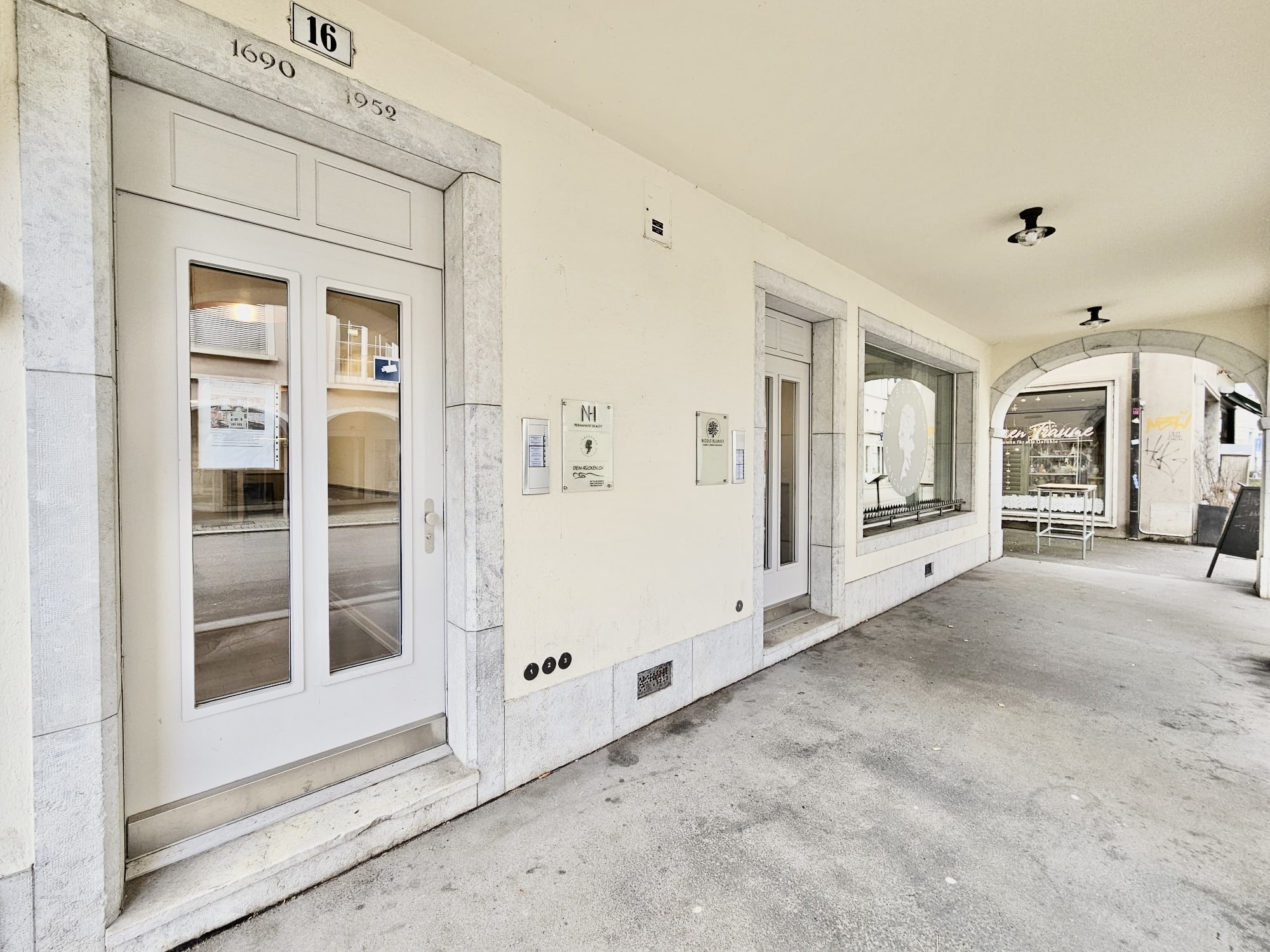 Innenbereich mit den Zugängen zu Studios und Apartments in Solothurn