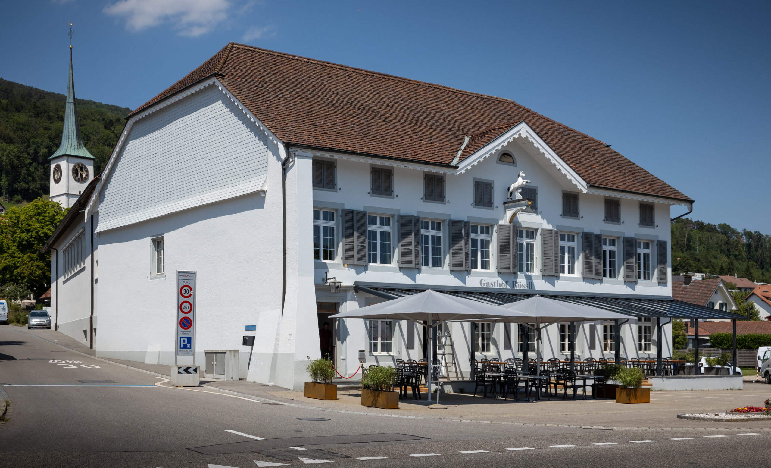 Vorderseite des Gebäudes mit dem Haupteingang in Oensingen