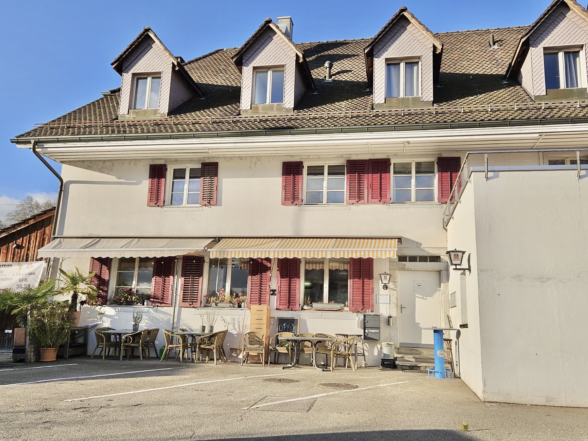 Gebäude an der Baselstrasse 2 in Flumenthal mit dem Haupteingang hinter dem Haus
