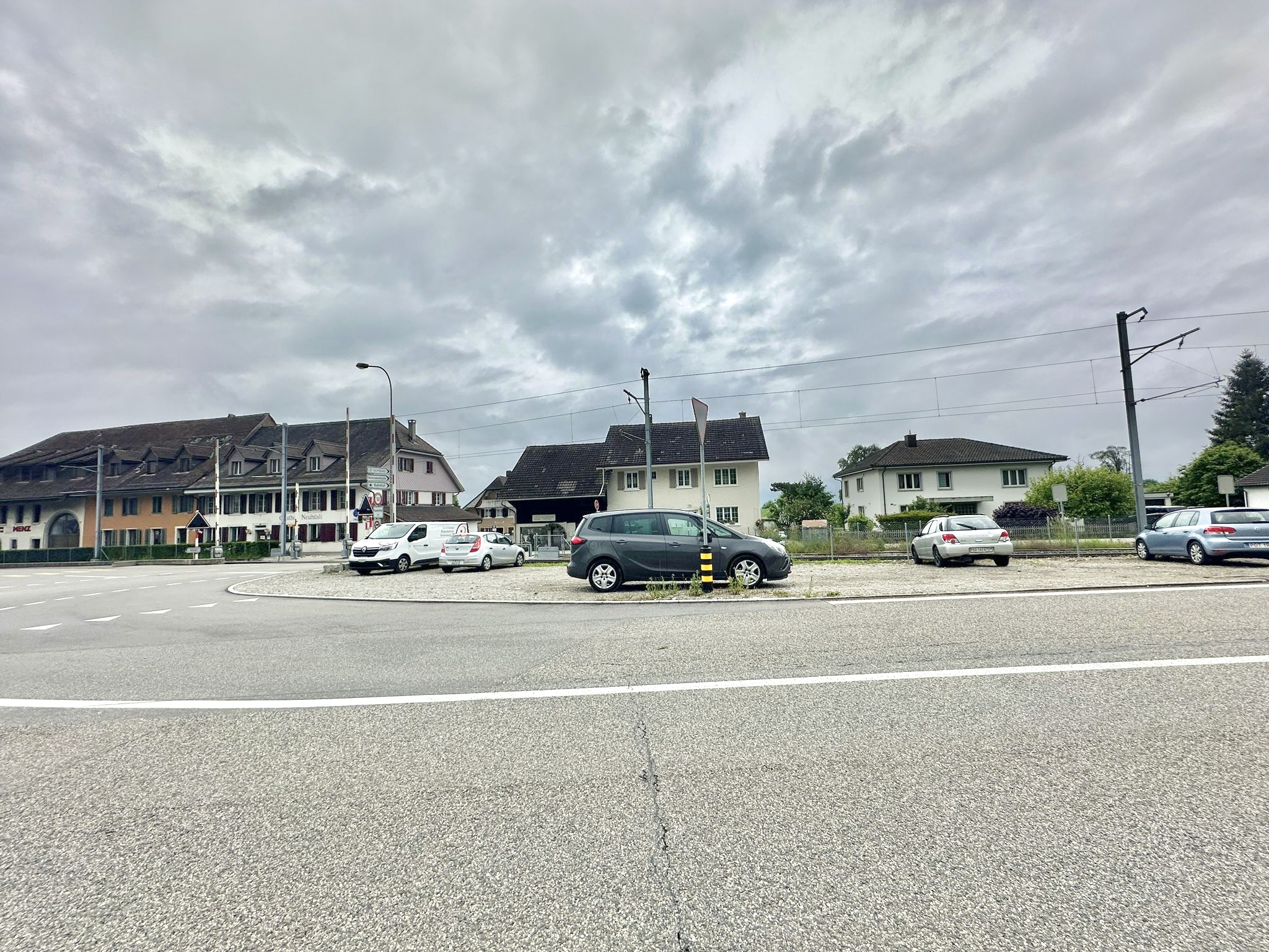 Gästeparkplatz auf dem Kiesplatz hinter der Bahnlinie in Flumenthal