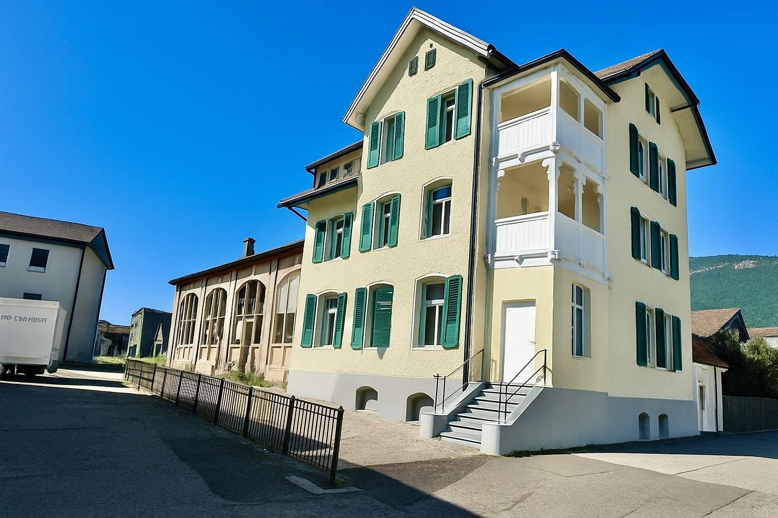 Gebäude mit Gästeparkplatz an der Hauptstrasse in Niederbipp