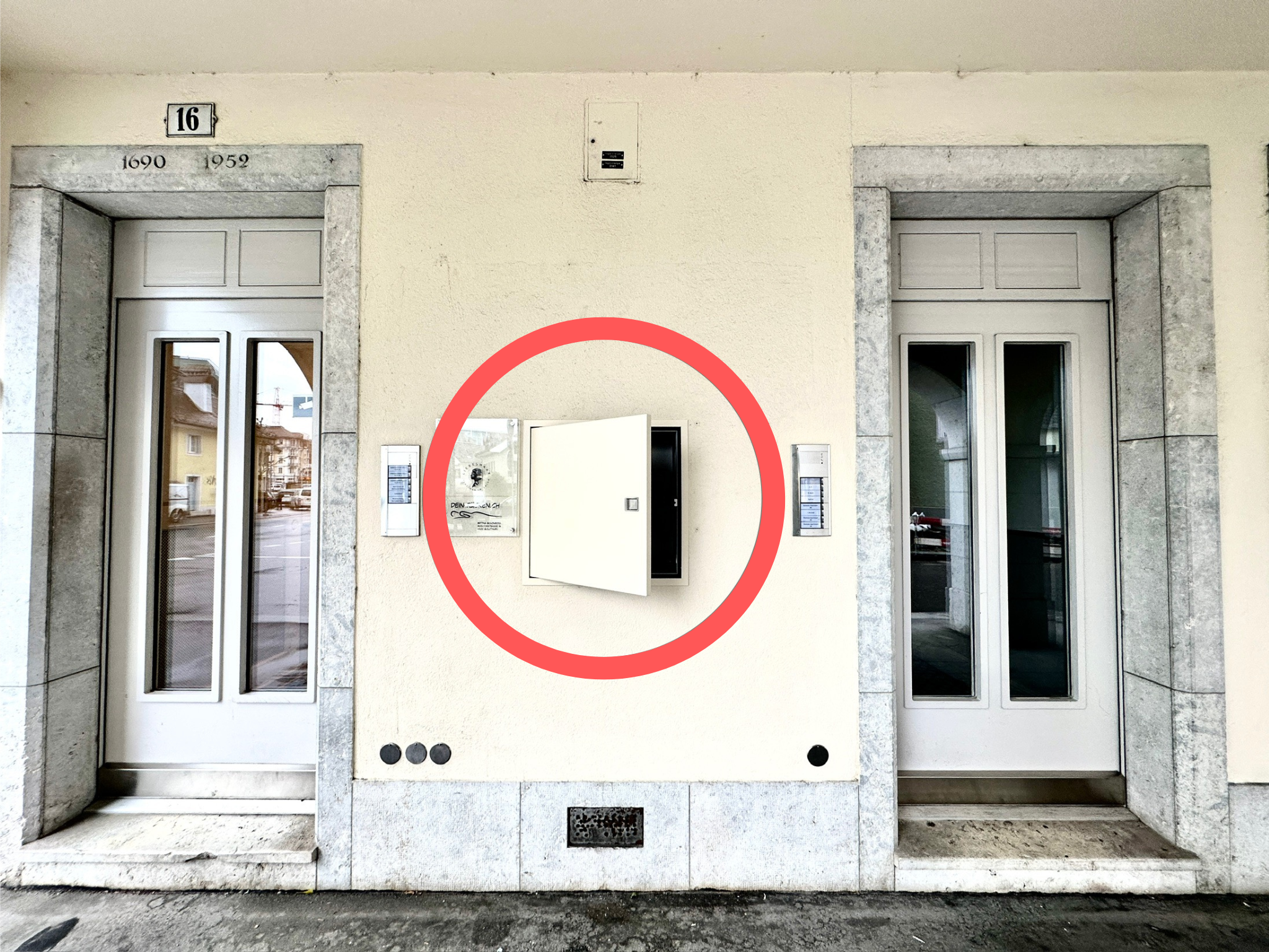 Schlüsselkasten an der Aussenfassade zwischen den beiden Haupteingangstüren