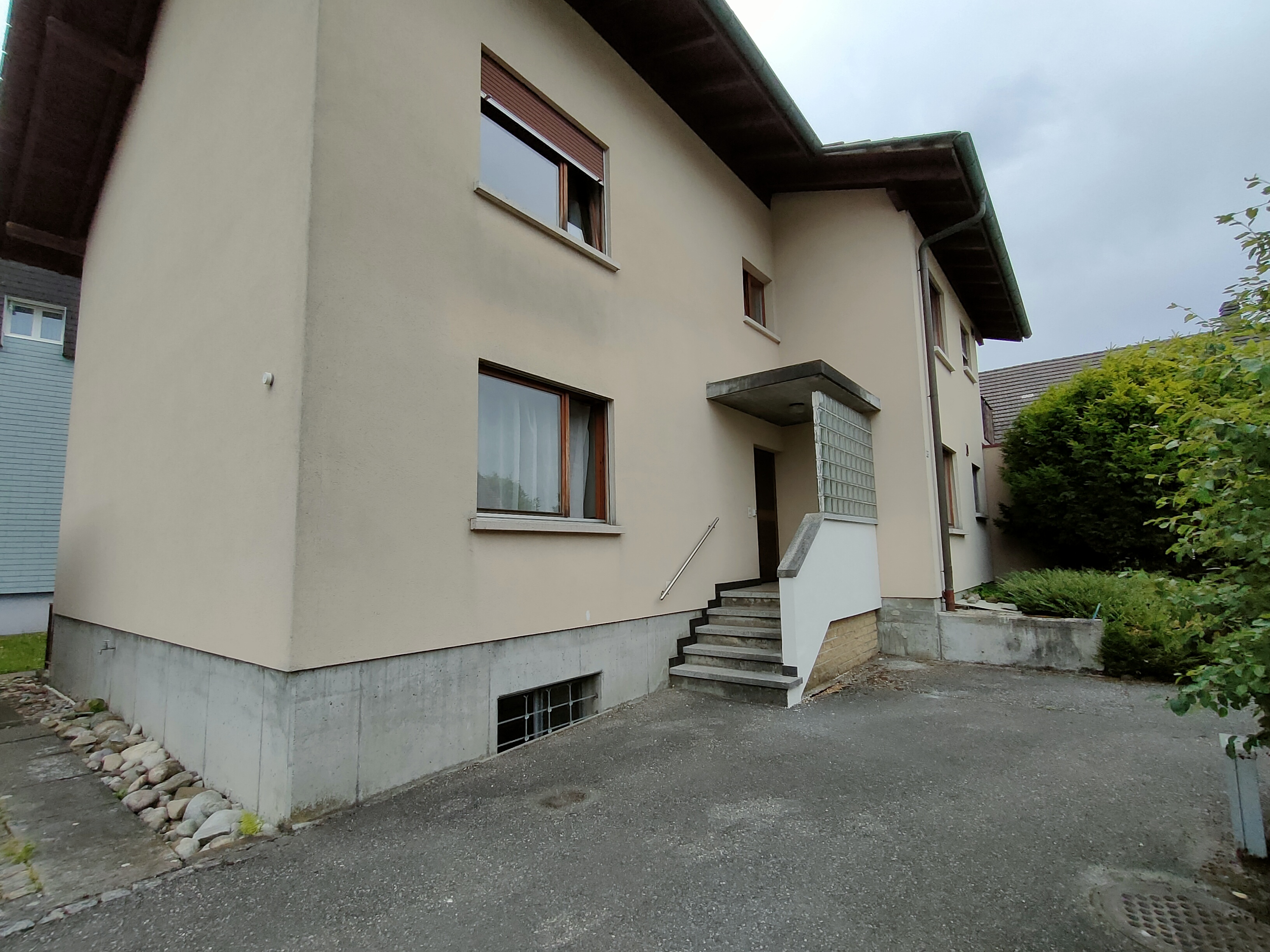Gratis Gästeparkplatz auf der Wiese vor dem Haus an der Gartenstrasse in Deitingen