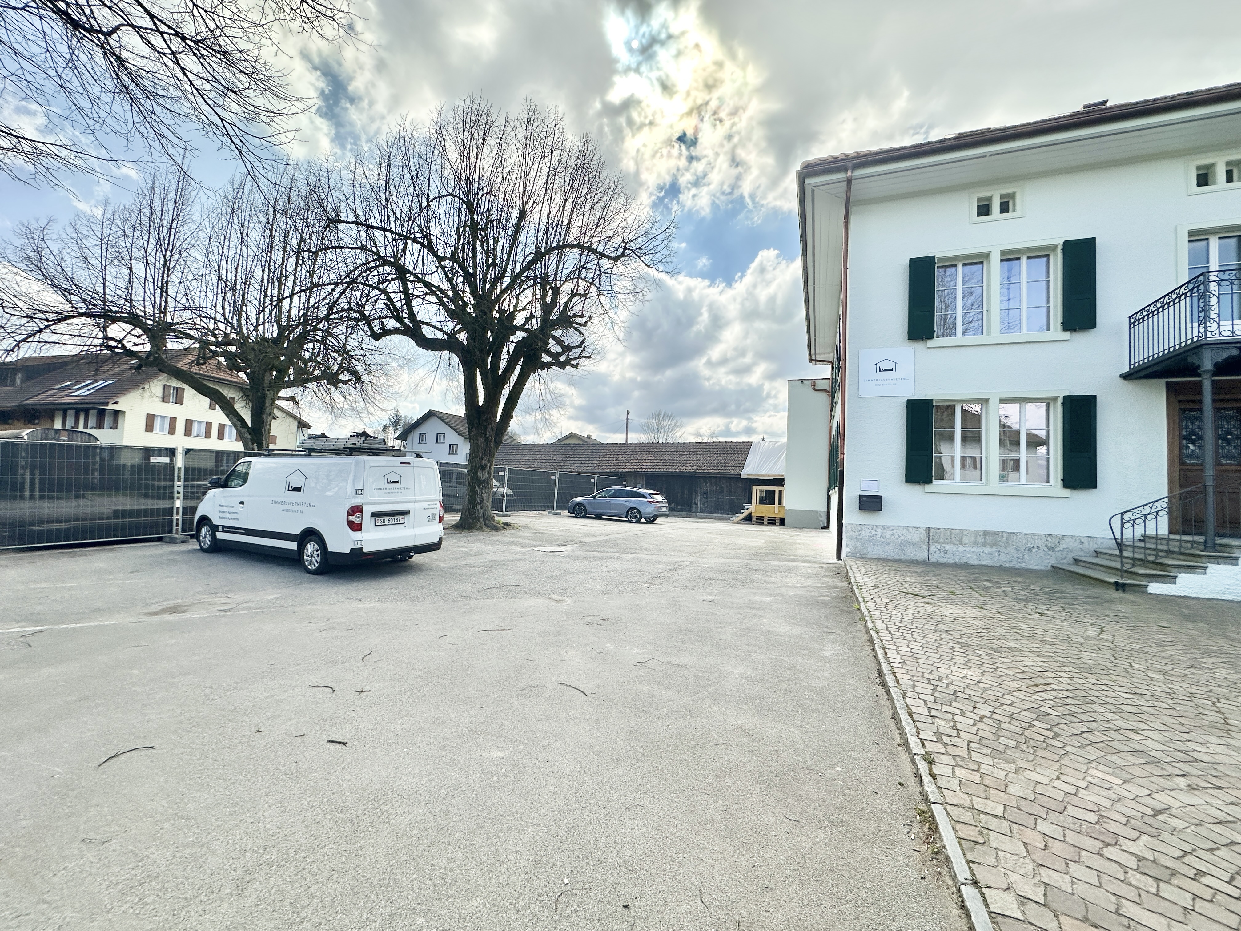 Gratis Parkplätze links neben dem Haus an der Derendingenstrasse in Deitingen