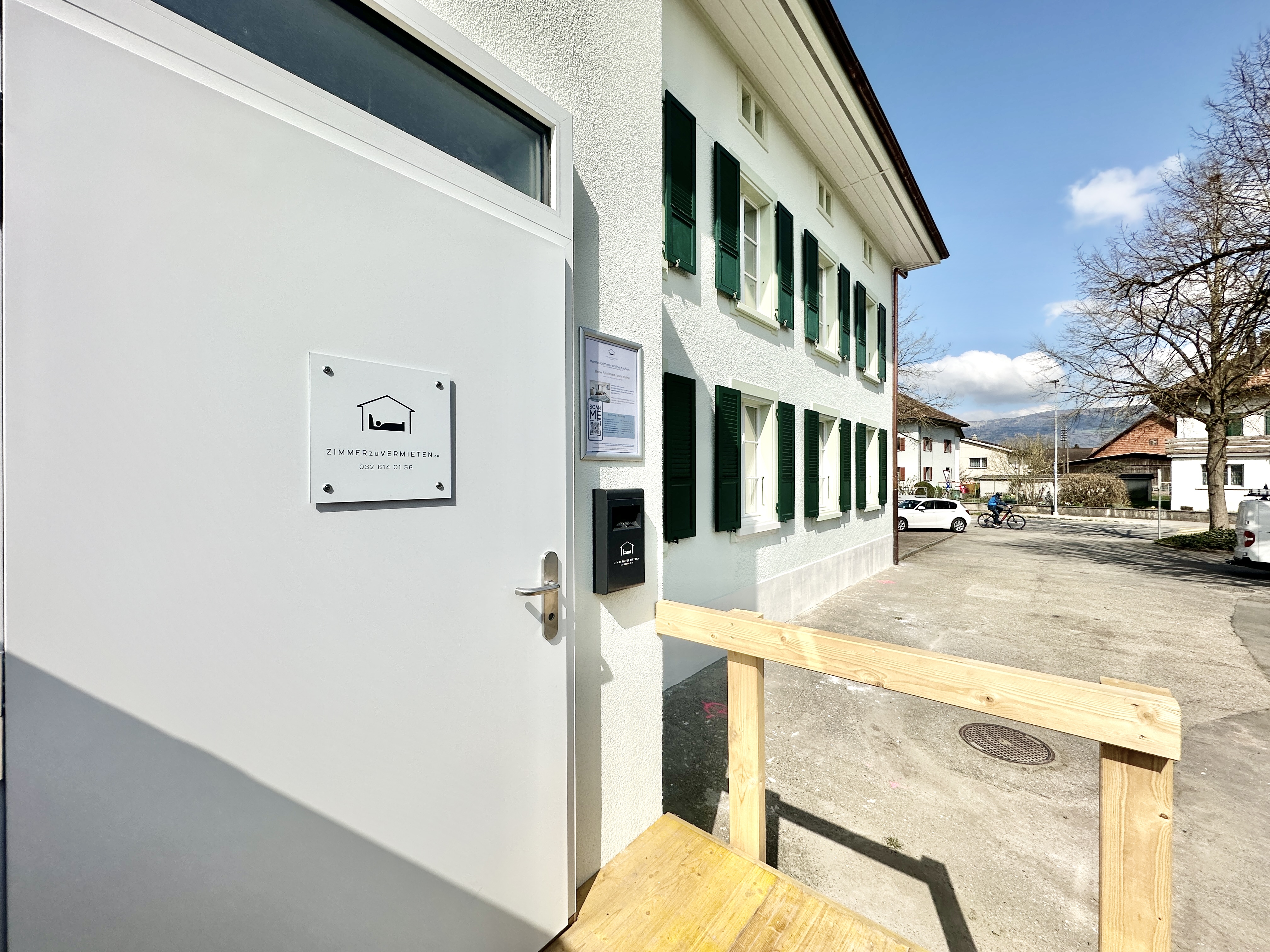 Eingang zu den Zimmern links vom Gebäude an der Derendingenstrasse
