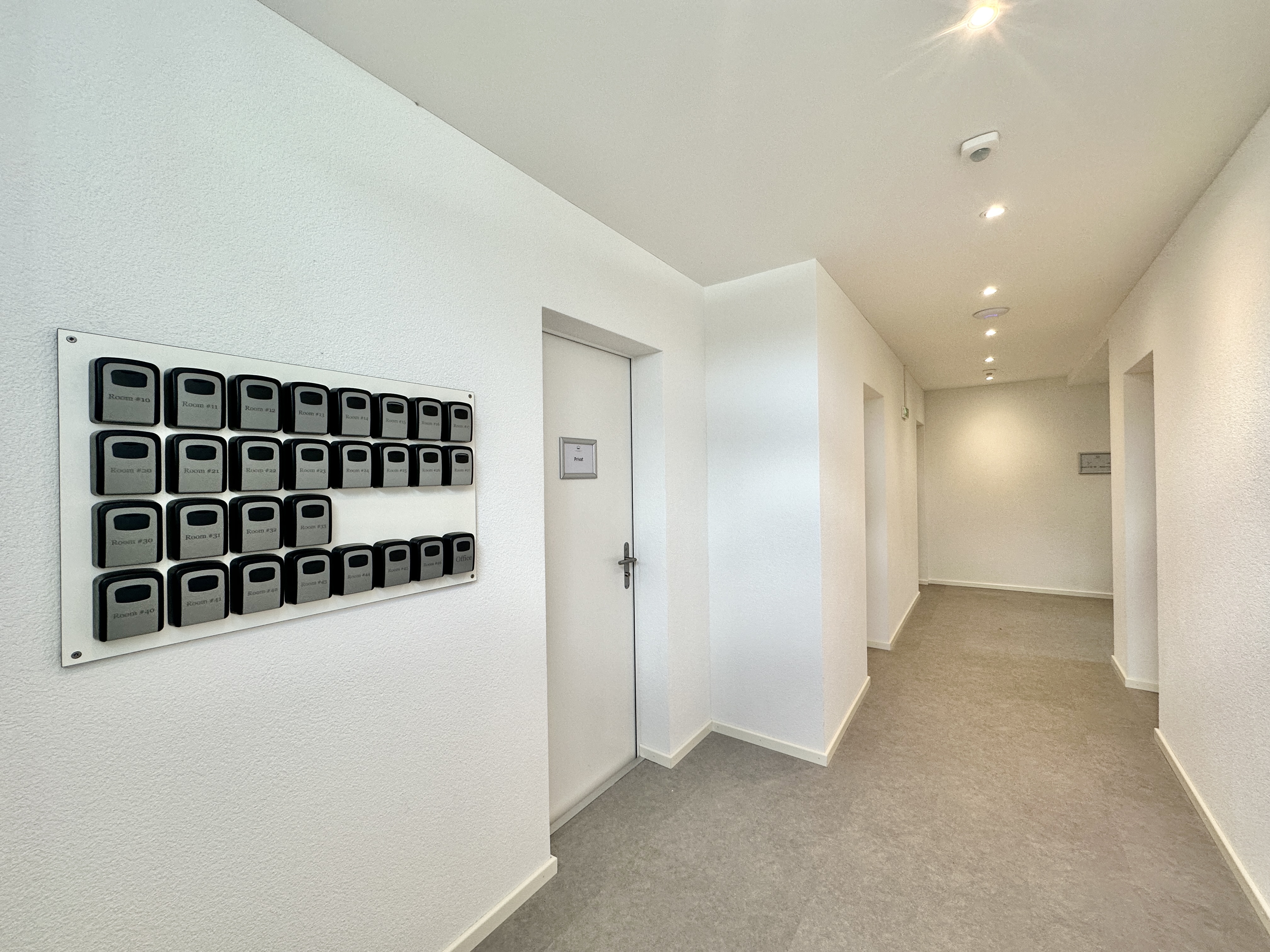 Schlüsseltresore an der Wand links nach dem Eingang