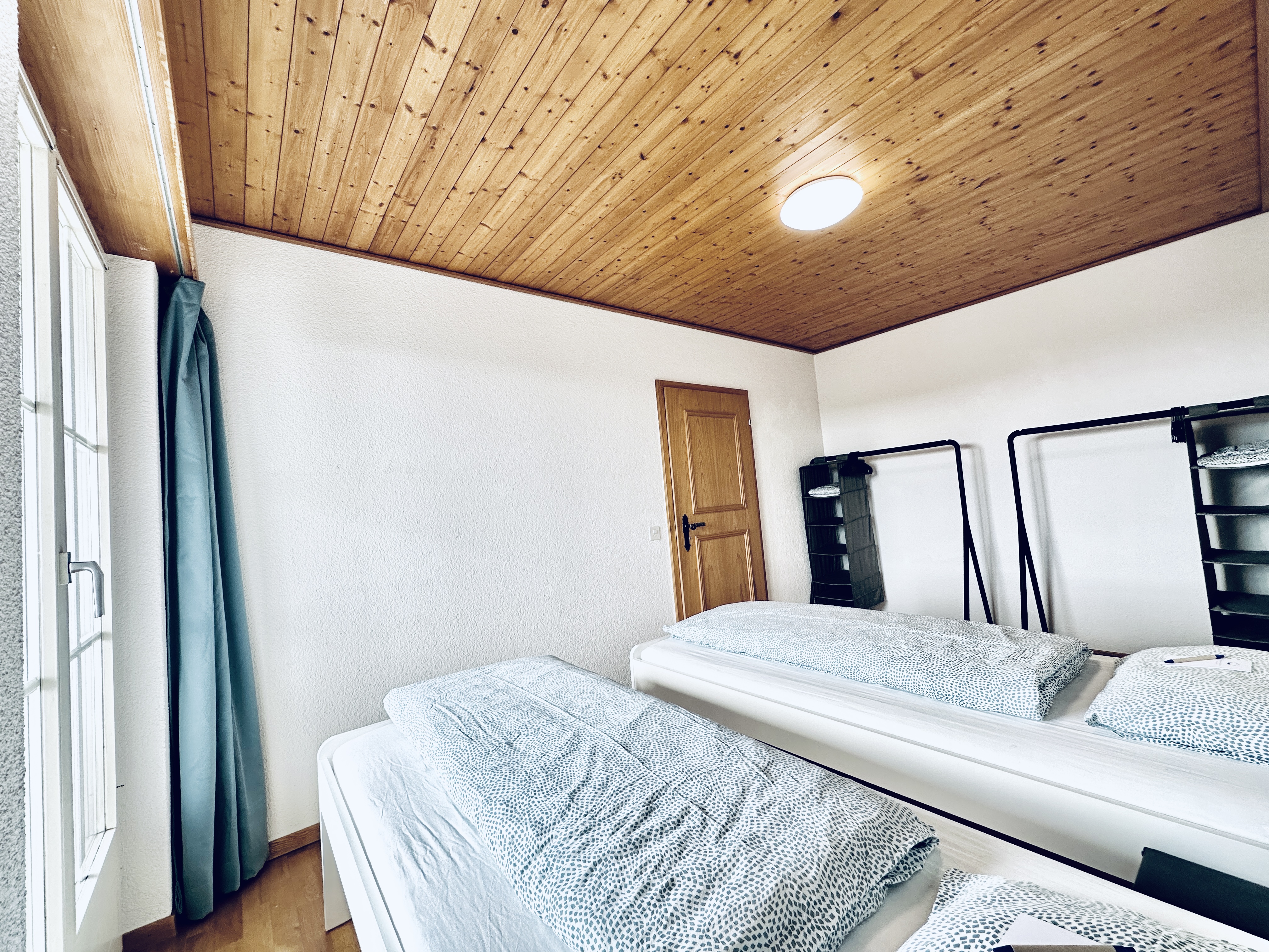 4.5-Zimmer-Apartment in Günsberg, Schlafzimmer mit zwei Einzelbetten