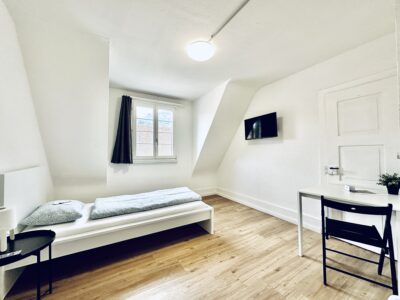 Möbliertes Zimmer mit Schrank und Smart TV in Balsthal, Herrengasse 24
