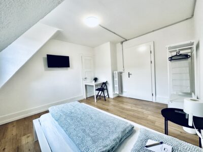 Einzelzimmer mit Einzelbett und Arbeitstisch im Monteurhaus Balsthal