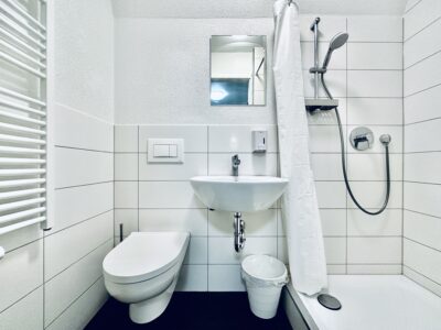 Etagenbad mit Dusche und WC im Monteurhaus Balsthal