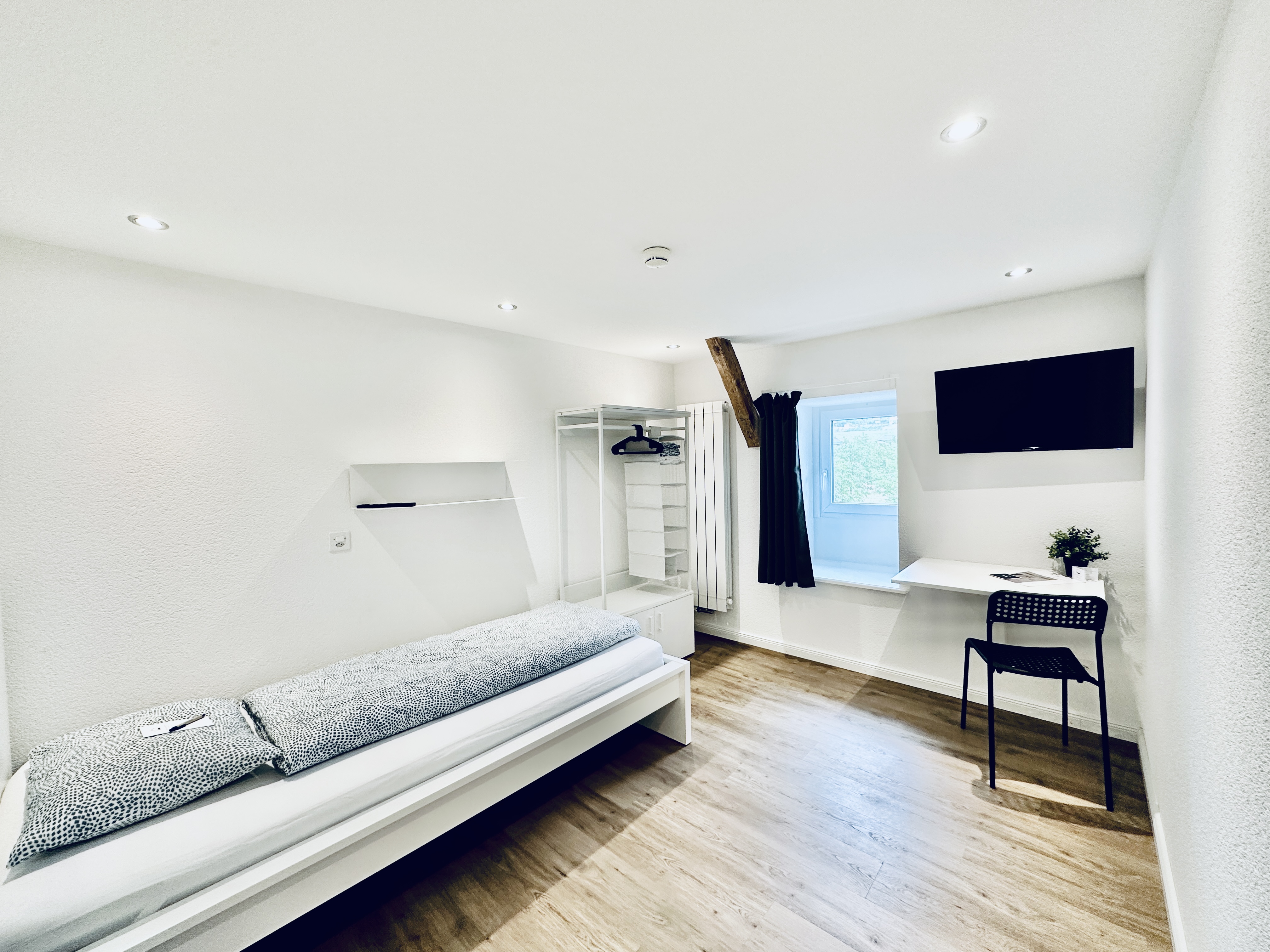Einzelzimmer Standard mit Einzelbett, Schreibtisch und Schrank