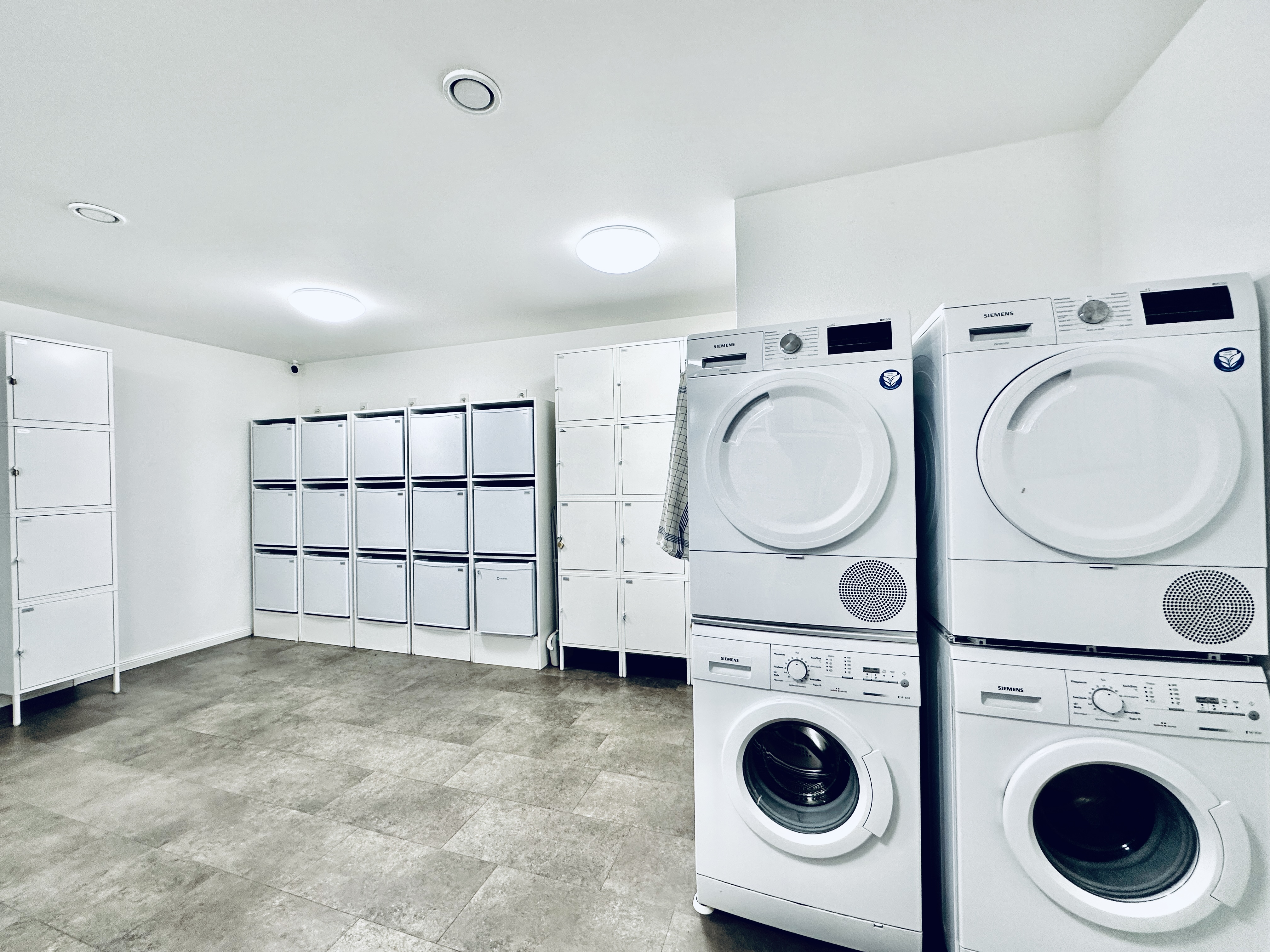 Studio Deitingen, Wohnbereich mit Bett und Esstisch