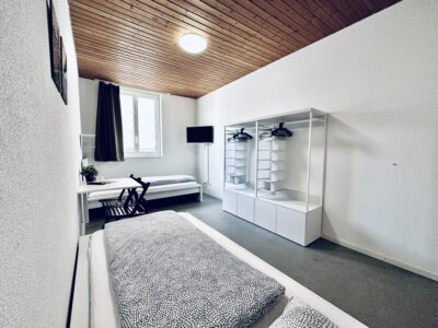 Zweibettzimmer in Balsthal mit zwei Einzelbetten für Monteure