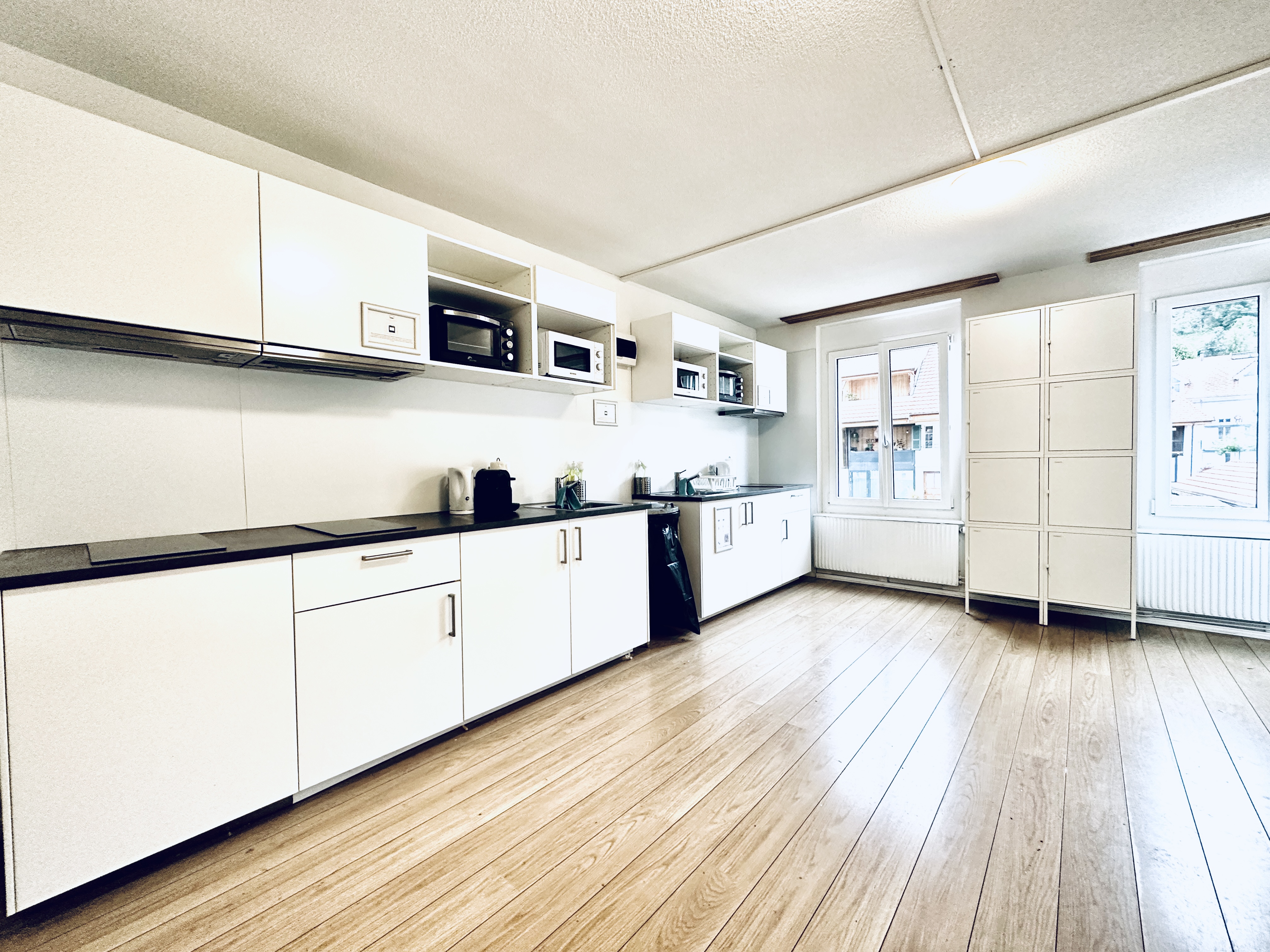 Monteurzimmer Lengnau, Zimmer mit Kleiderschrank