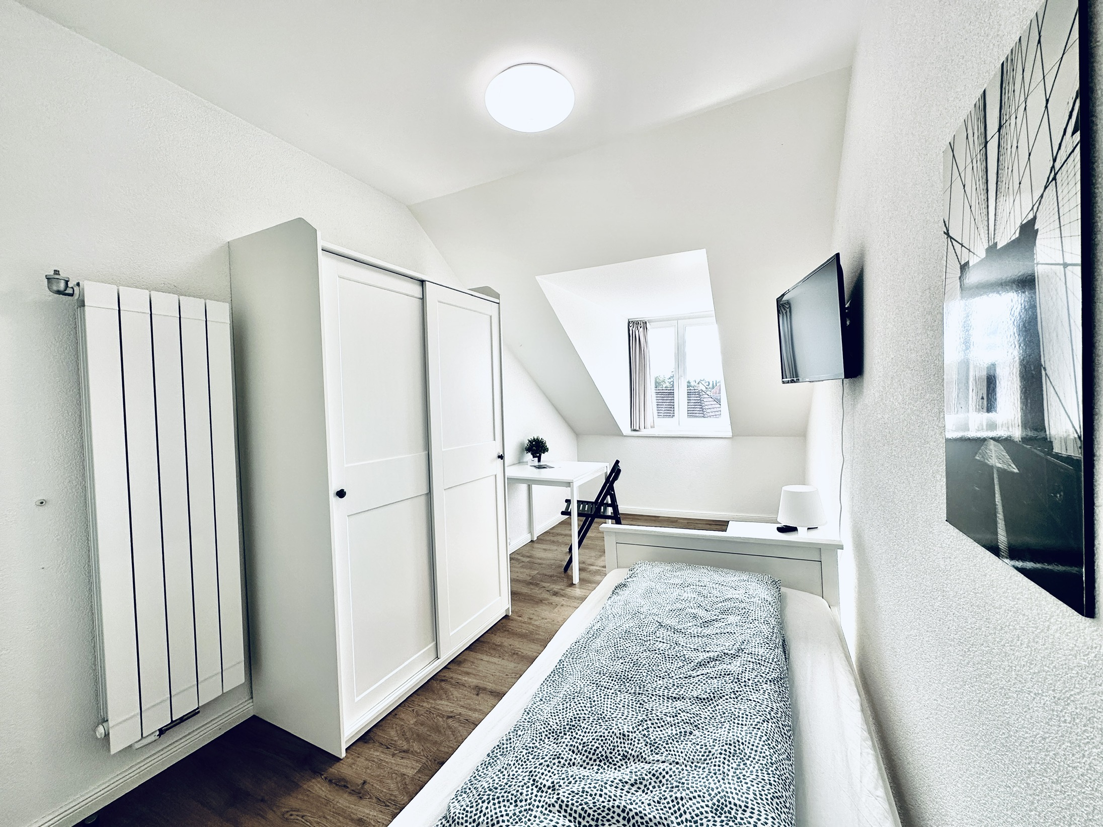 Einzelzimmer Standard in Lengnau mit Bett, Schreibtisch und Kleiderschrank