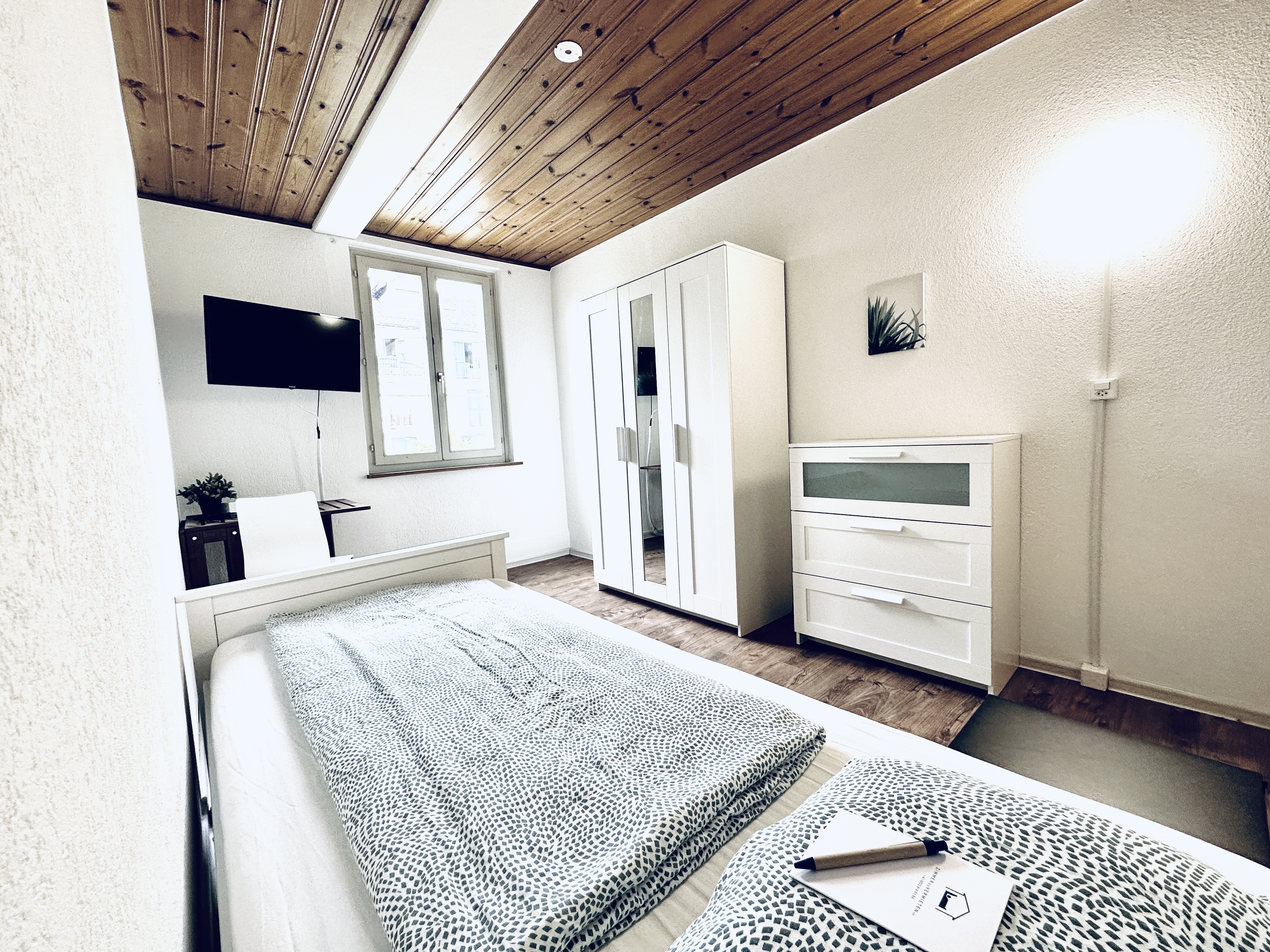 Einzelzimmer Standard in Biberist mit Bett, Schreibtisch und Kleiderschrank