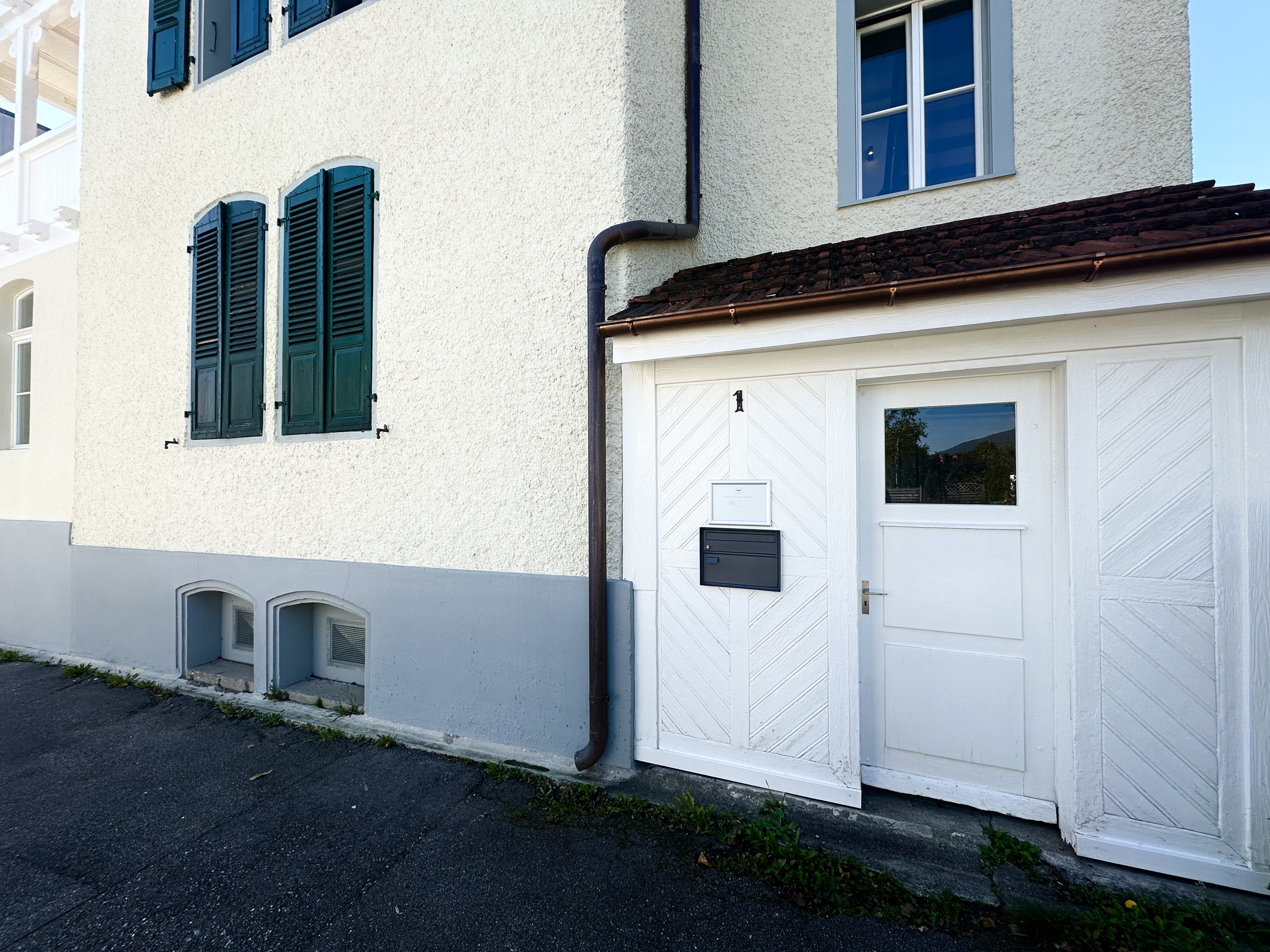 Eingang mit Briefkasten auf der Hinterseite des Hauses in Niederbipp