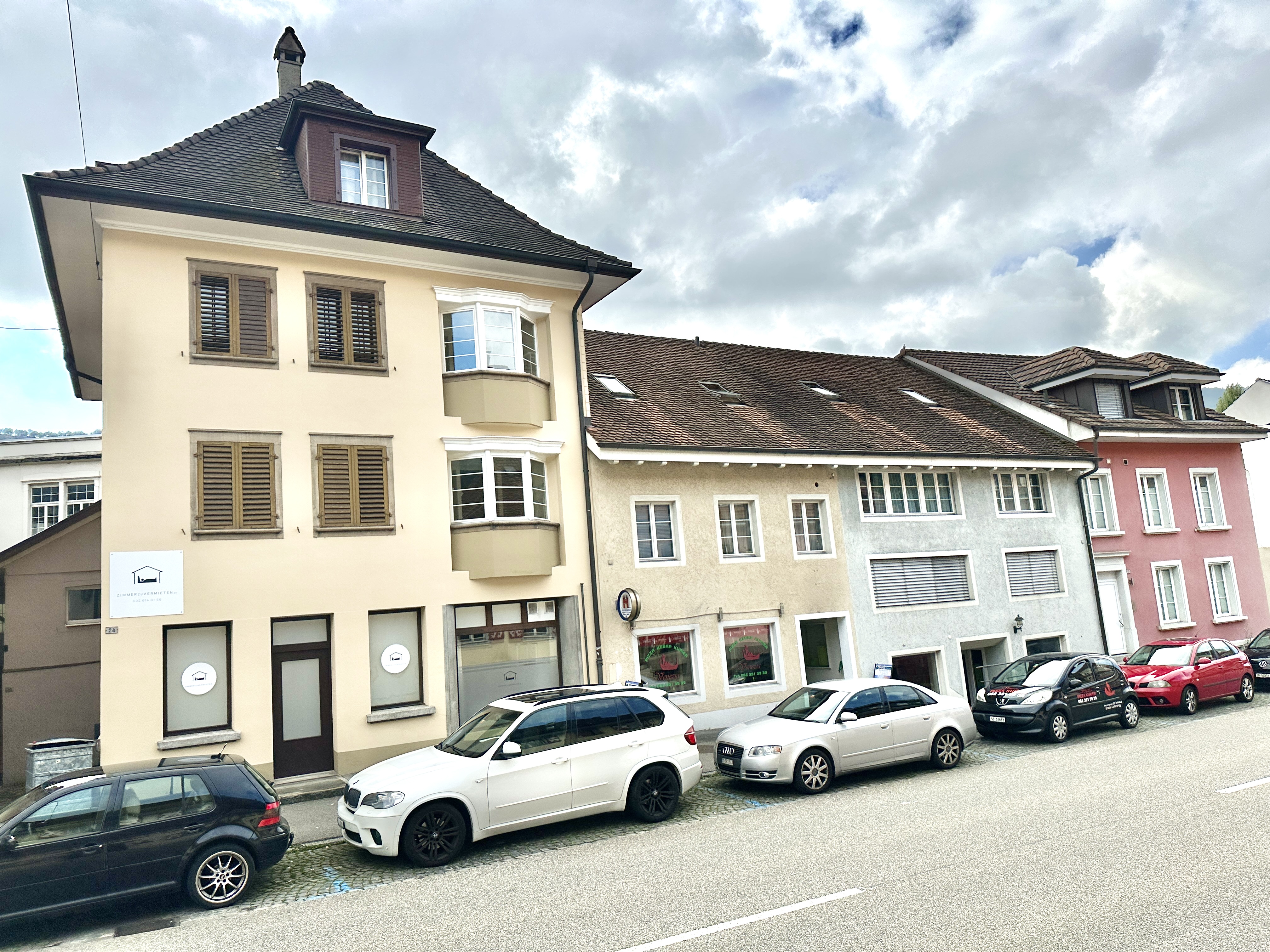 Öffentliche Parkfelder entlang der Herrengasse vor dem Haus in Balsthal