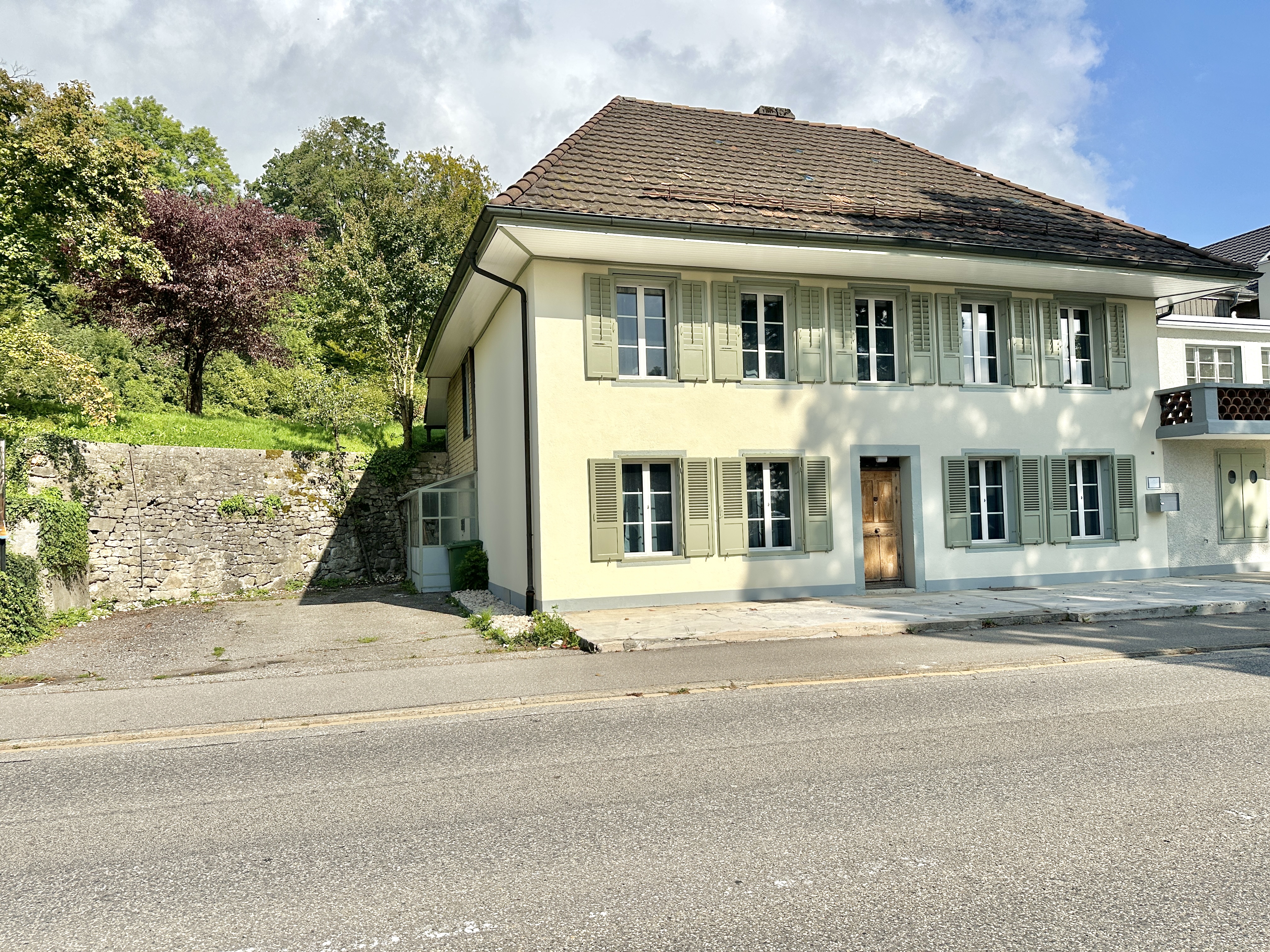 Gratis Gästeparkplätze neben dem Haupteingang an der Oltenstrasse in Oberbipp