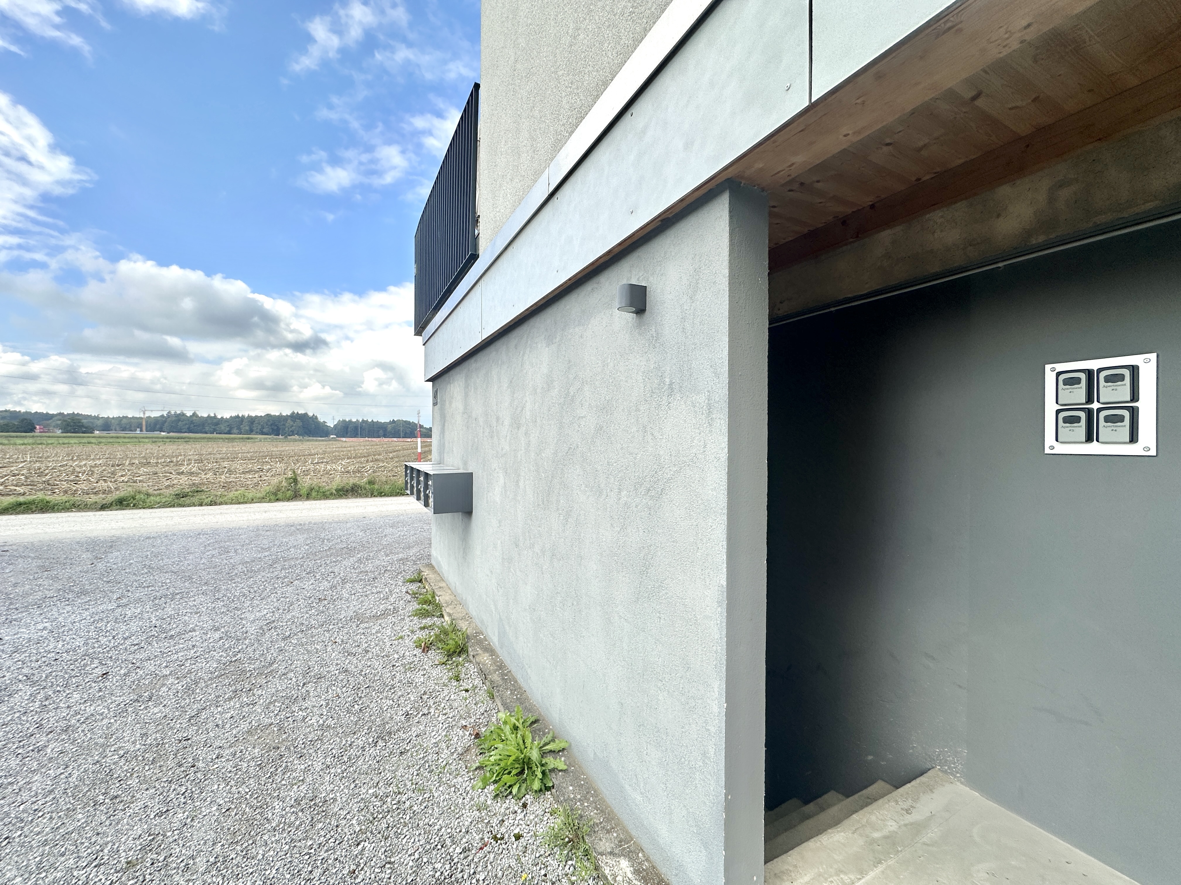 Schlüsseltresore an der Fassade beim Kellerabgang