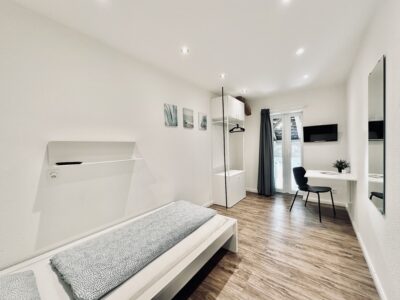 Monteurzimmer Oensingen, Einzelzimmer mit Bett und Schreibtisch