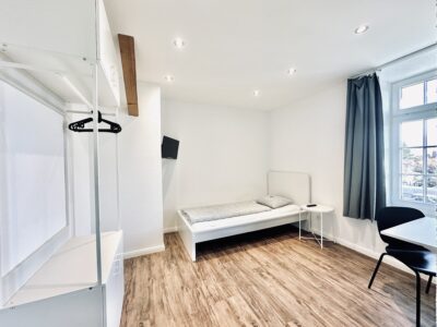 Monteurzimmer Oensingen, Zimmer mit Kleiderschrank