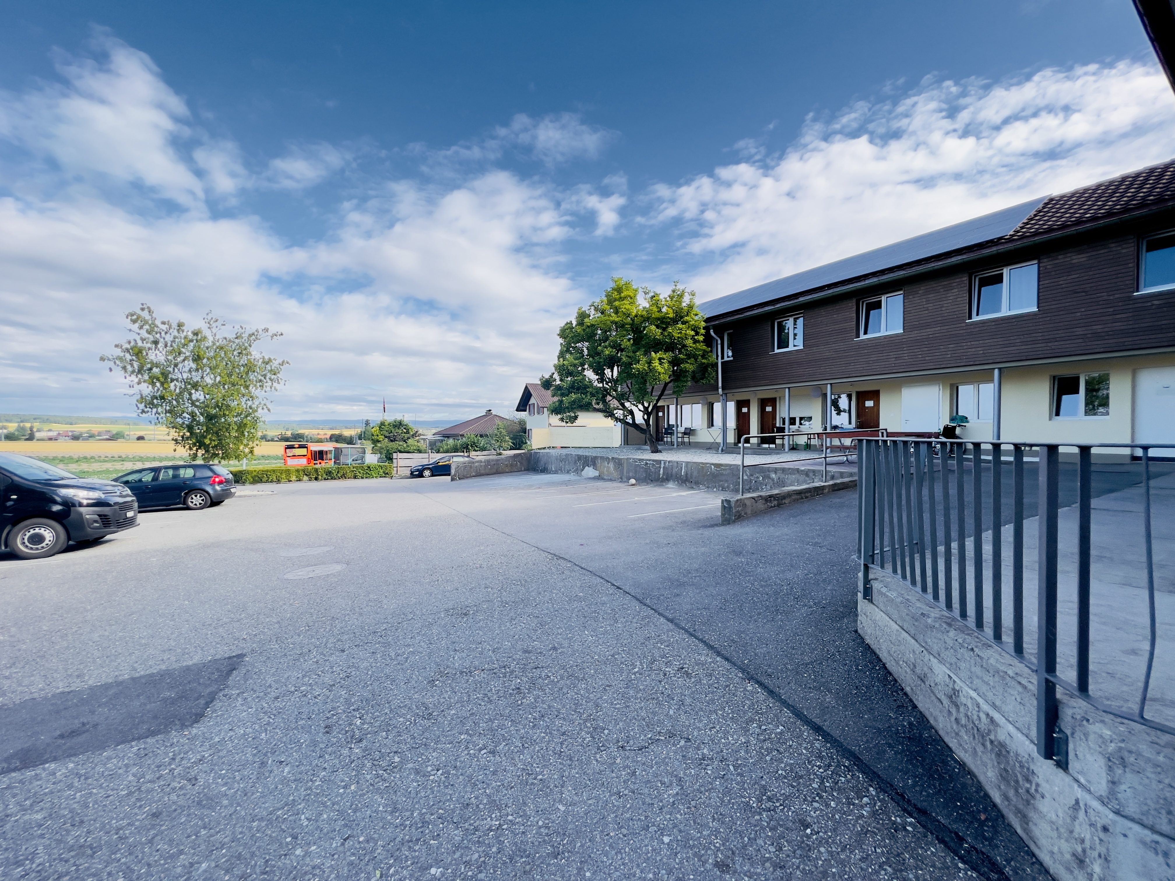Gratis Gästeparkplätze vor dem Haus an der Bernstrasse in Bäriswil
