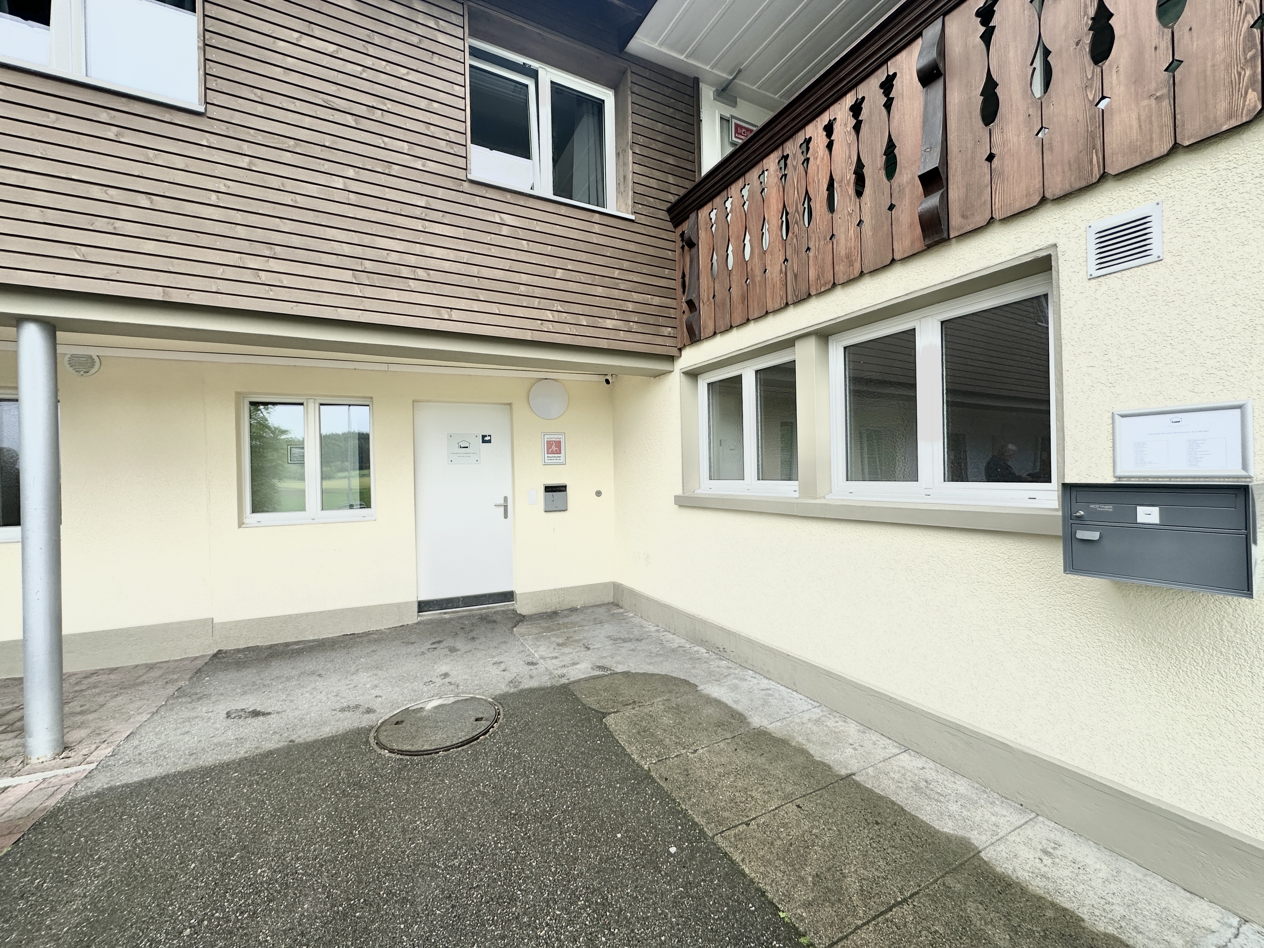 Haupteingang und die von aussen erreichbaren Zimmer in Bäriswil