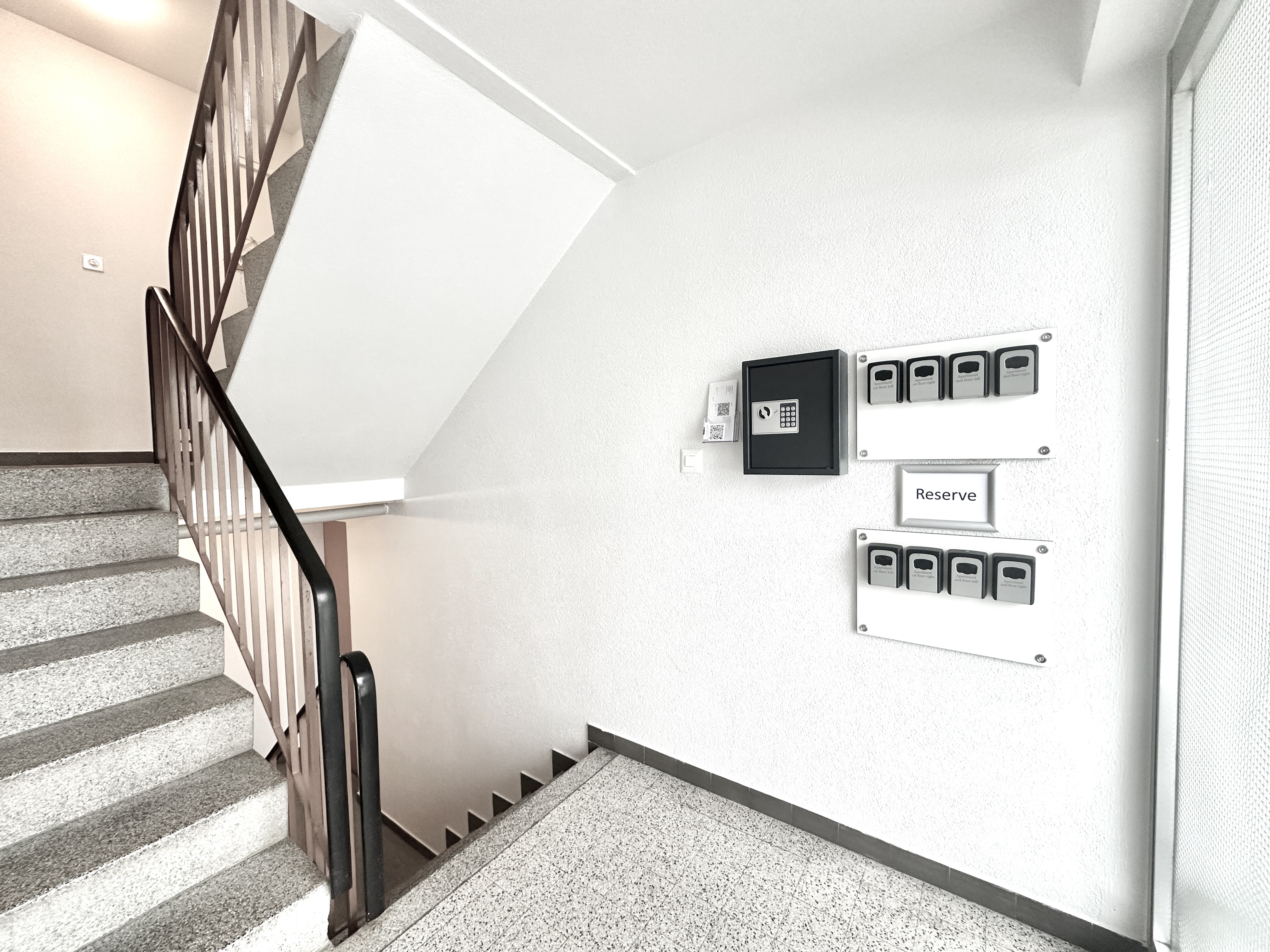 Schlüsseltresore rechts an der Wand im Innenbereich nach dem Haupteingang