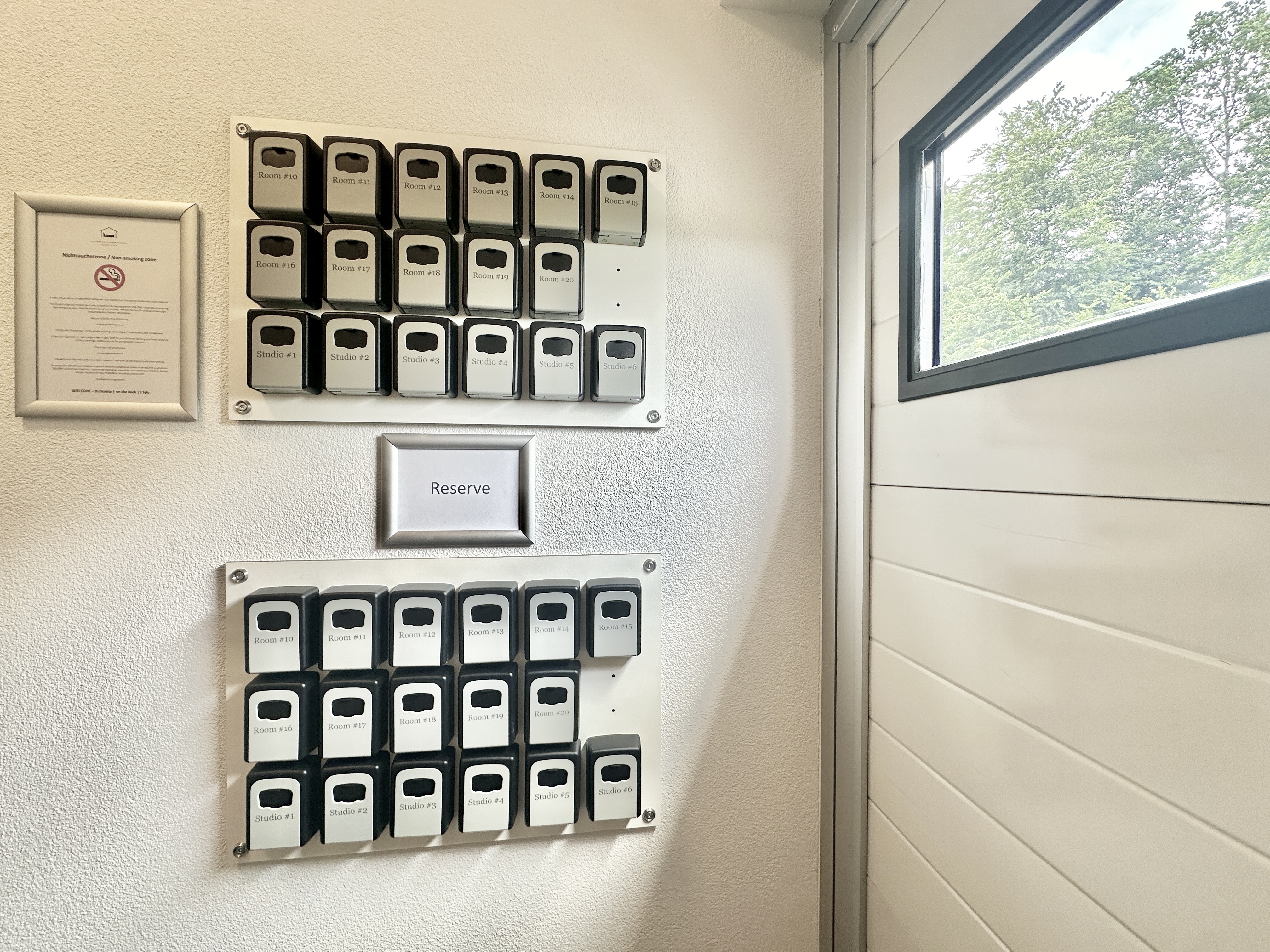 Schlüsseltresore rechts im Haus direkt nach dem Haupteingang