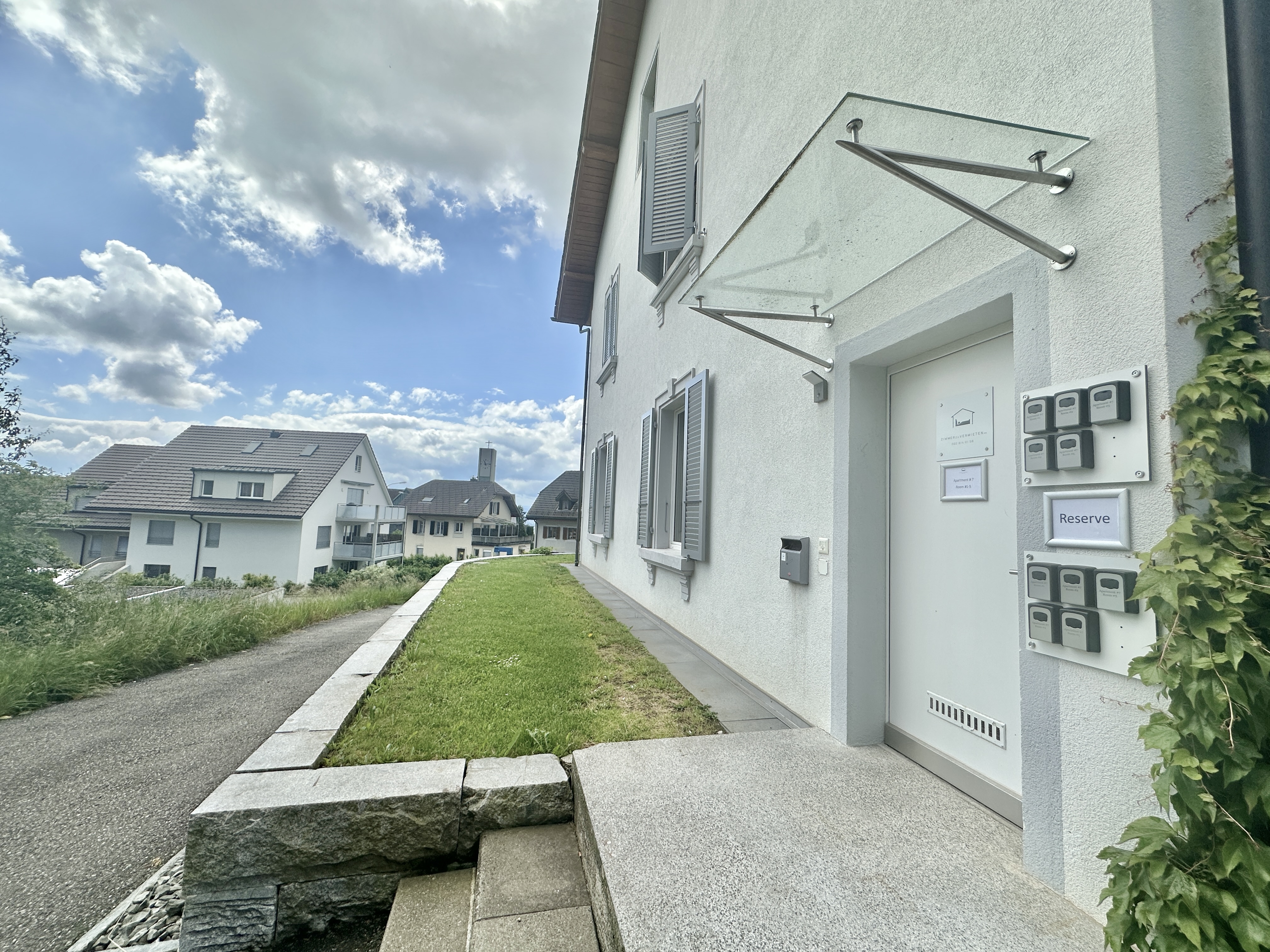 Seiteneingang rechts am Haus zu Apartment 7 und den Zimmern 11 bis 15 in Günsberg