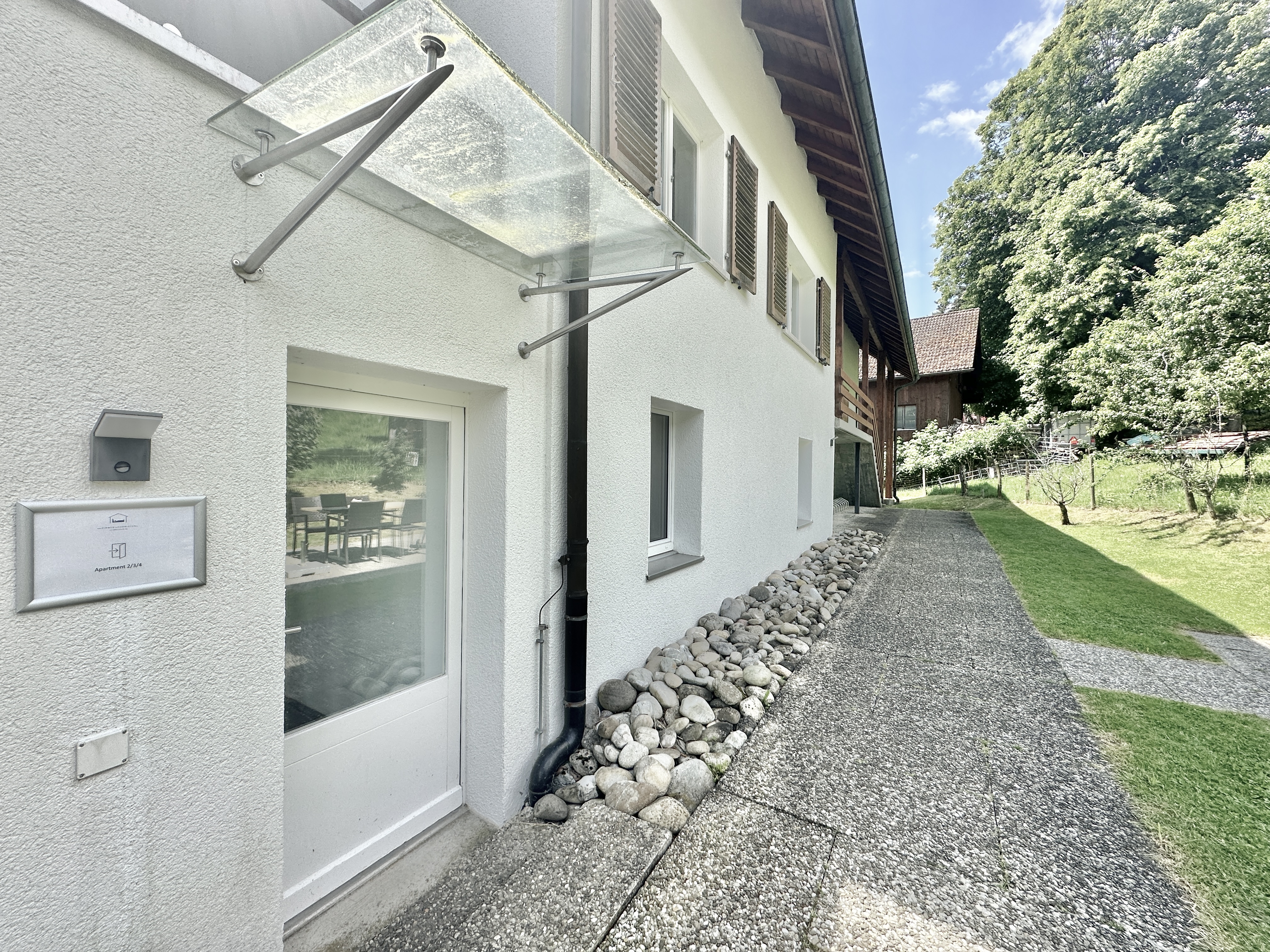 Hauseingangstüre hinter dem Haus zu den Apartments 2, 3 und 4 in Günsberg