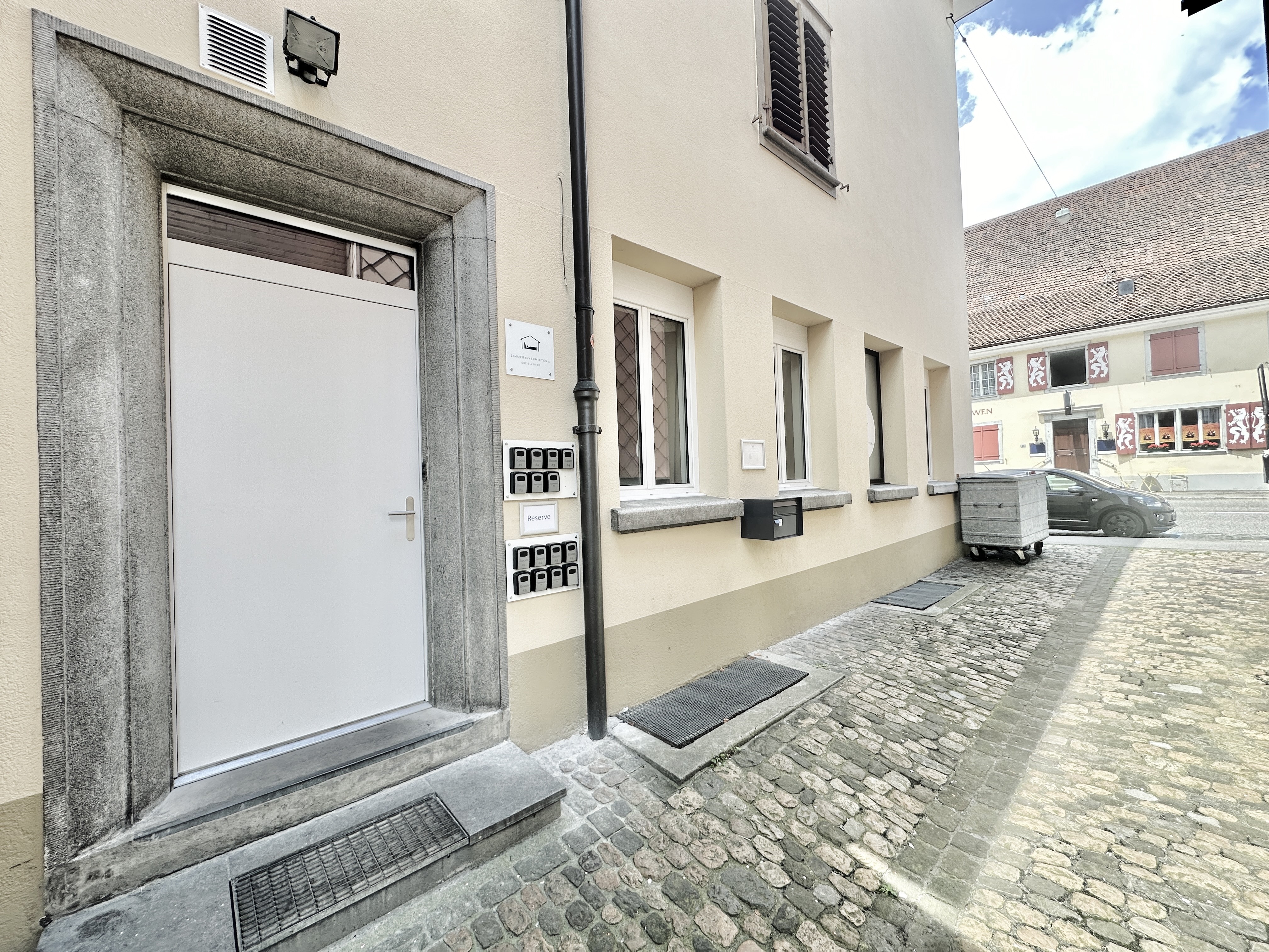 Seiteneingang und Durchgang zur Haupteingangstüre in Balsthal