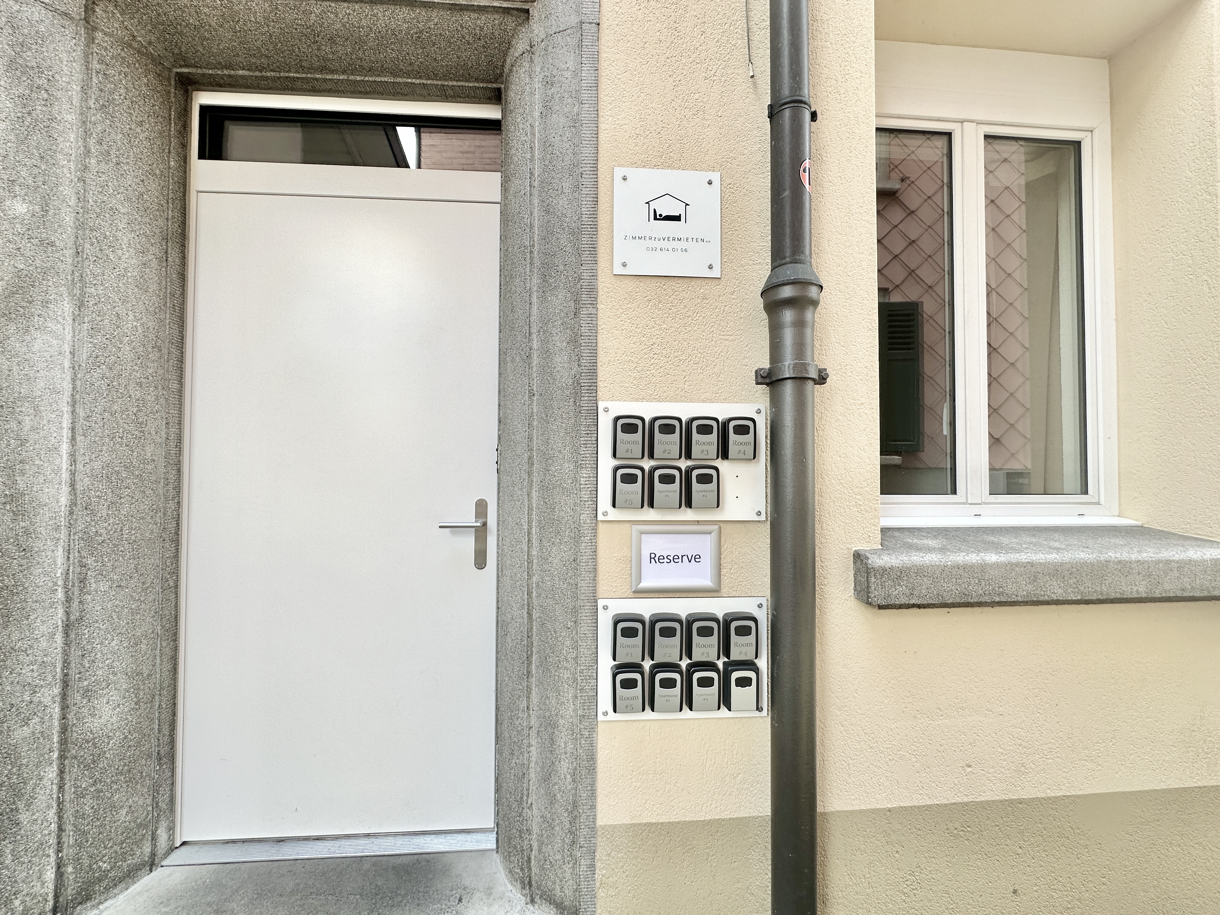 Schlüsseltresore rechts neben der Hauseingangstüre in Balsthal