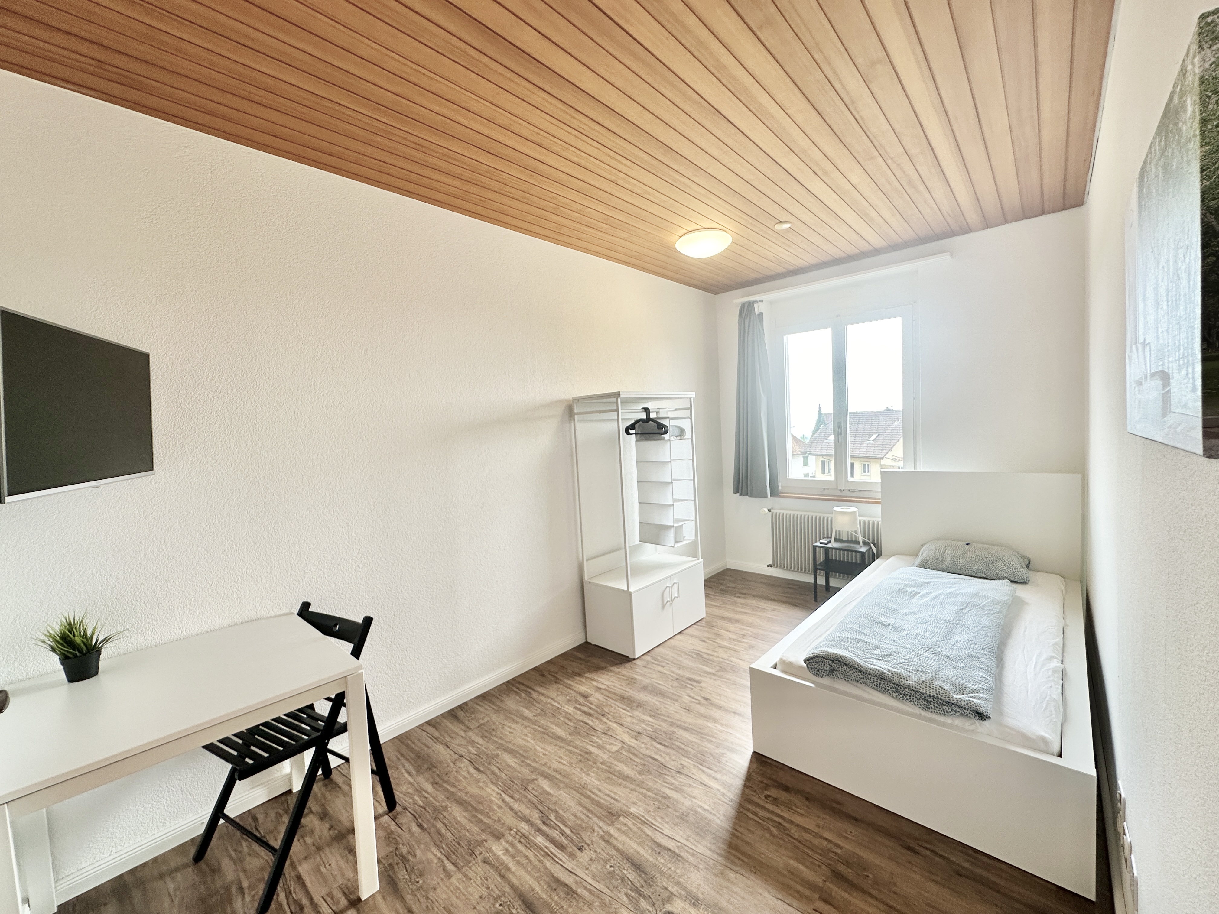 Einzelzimmer Standard in Günsberg mit Bett, Schreibtisch und Kleiderschrank
