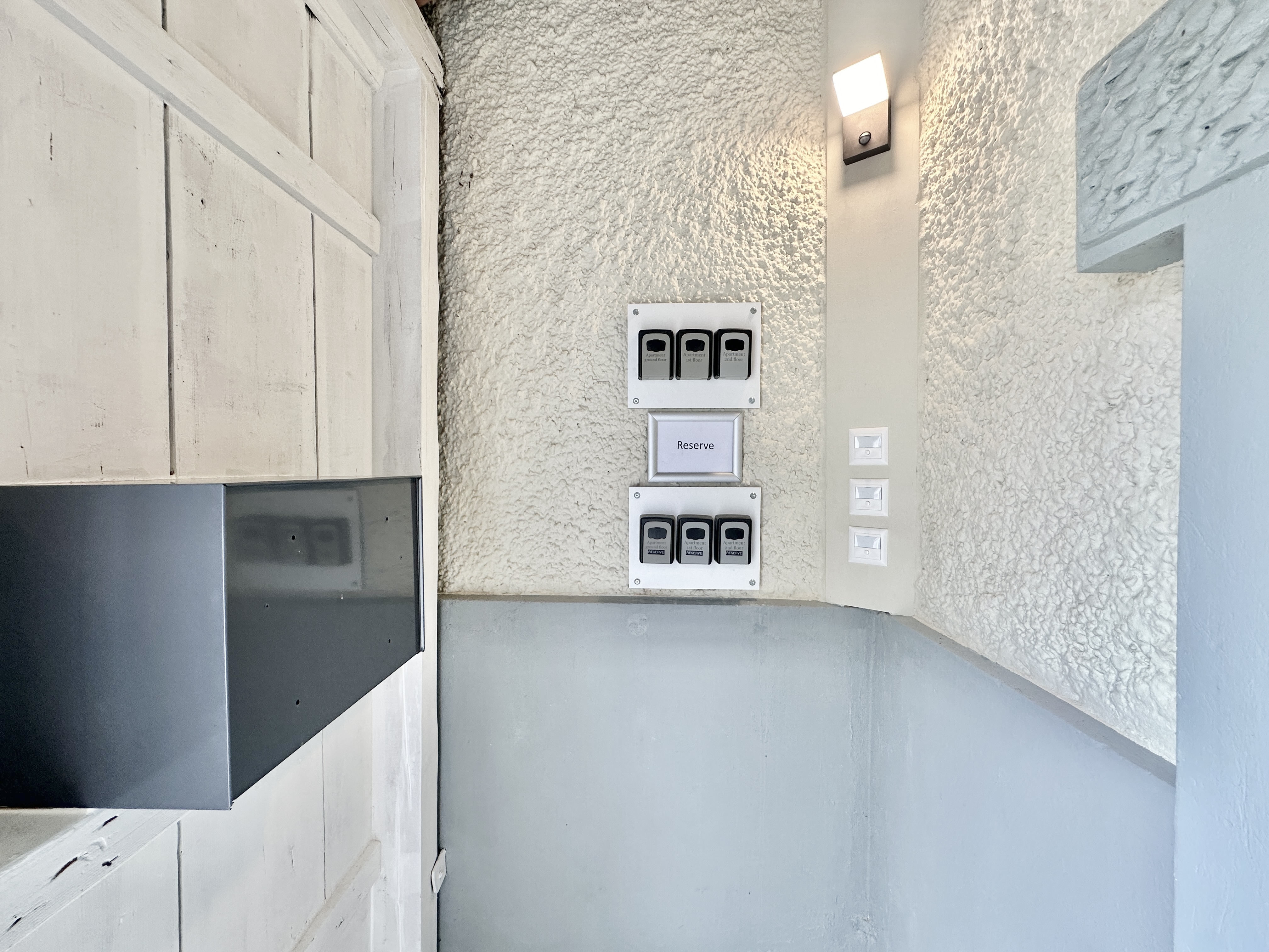 Schlüsseltresore und Reservetresore an der Wand beim Eingang in Niederbipp