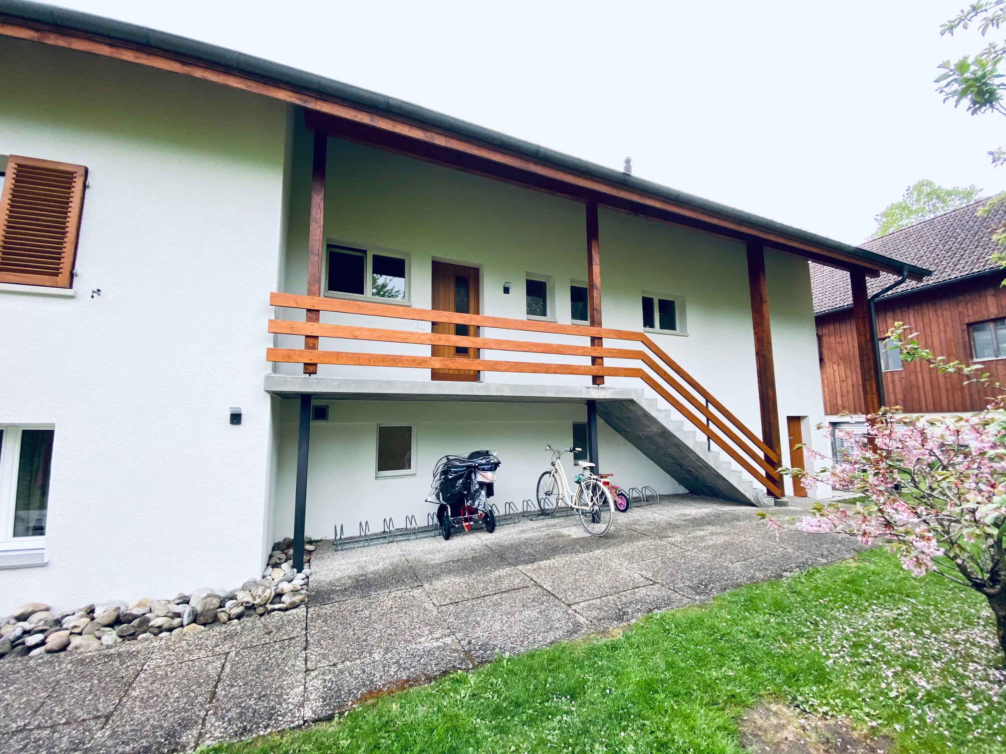 Aussentreppe hinter dem Haus zu den Apartments in den Obergeschossen in Günsberg