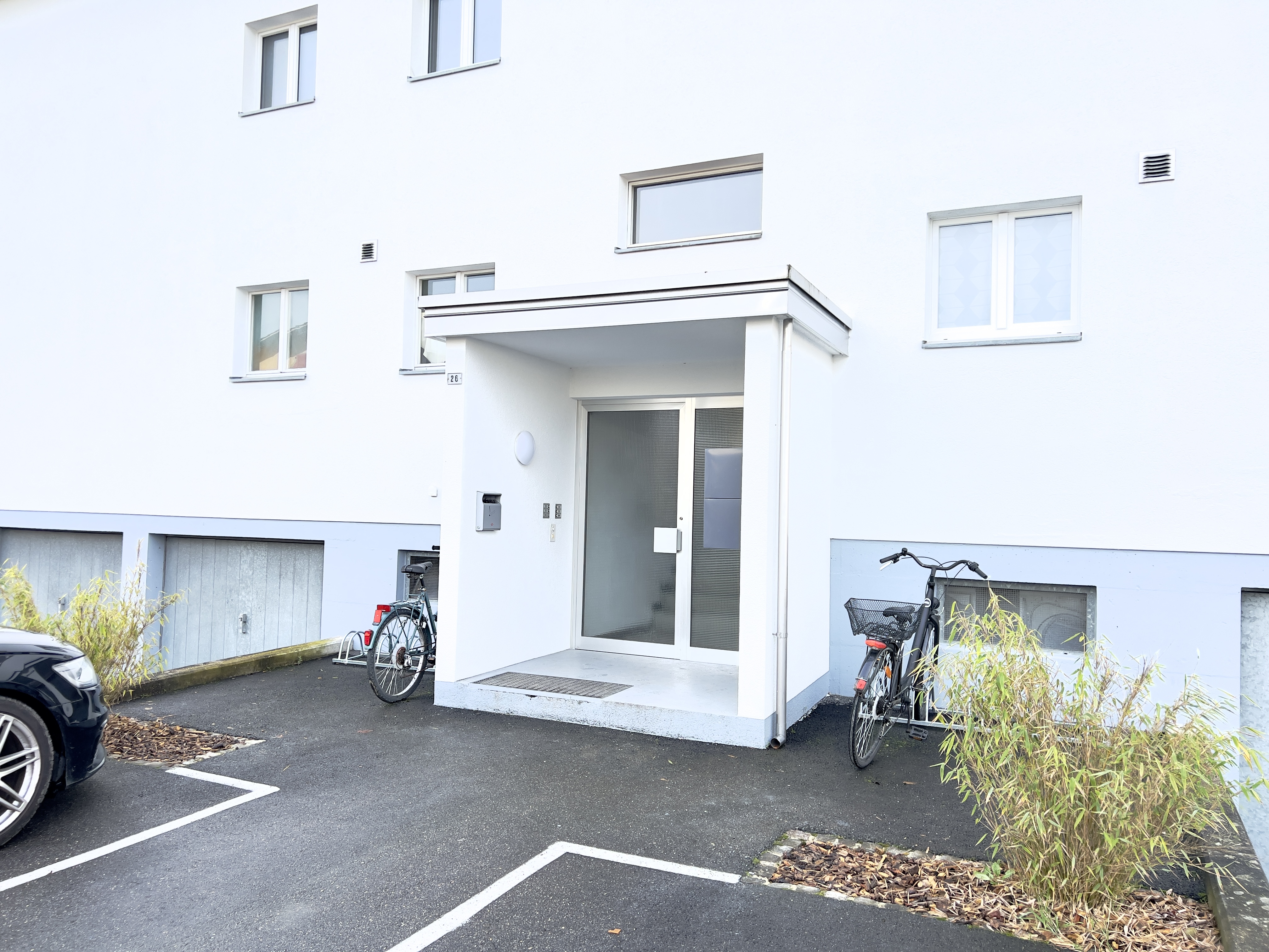 Haupteingang in der Mitte des Gebäudes an der Neumattstrasse