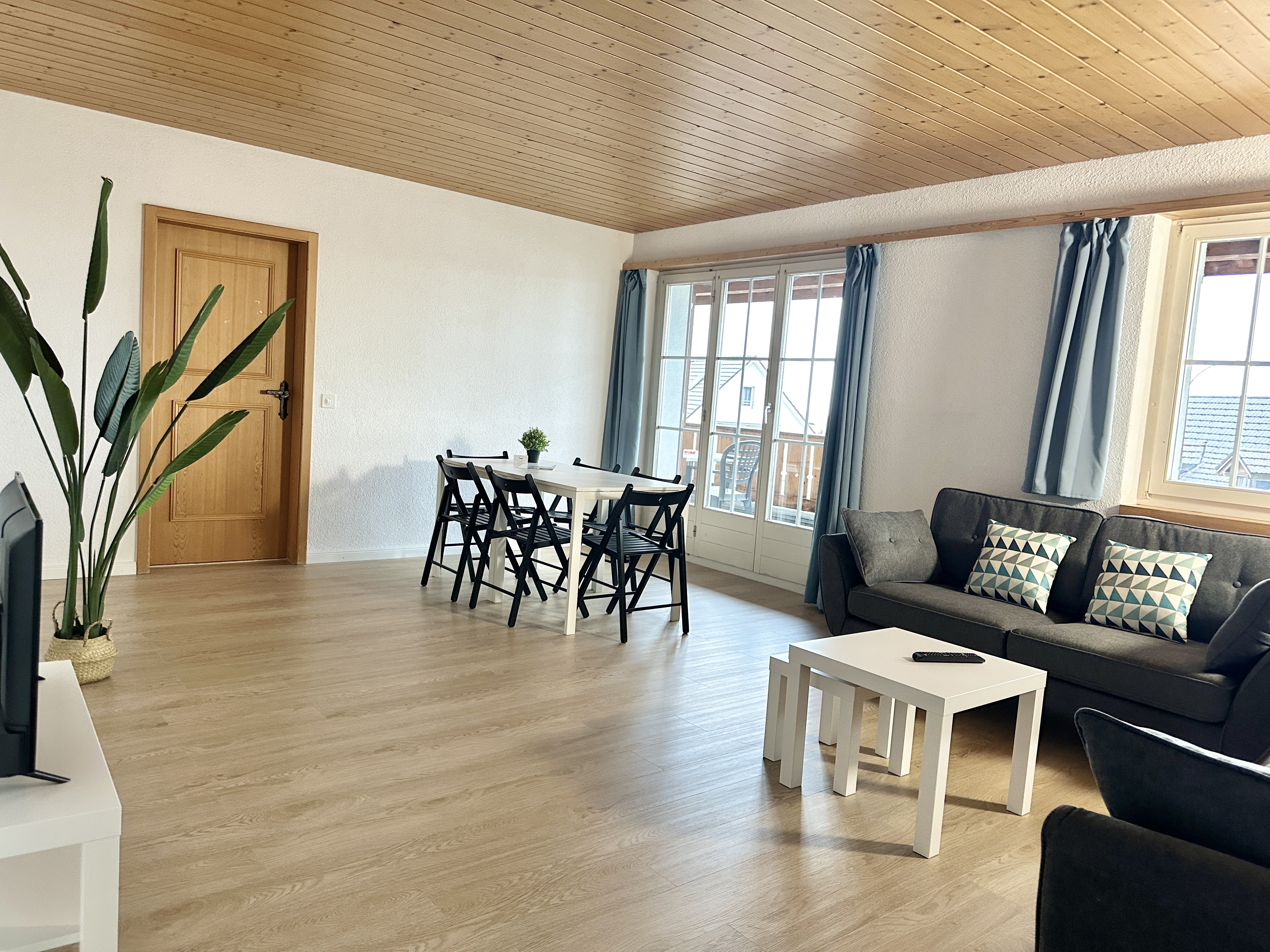4.5-Zimmer-Apartment in Günsberg, Wohnzimmer mit Esstisch