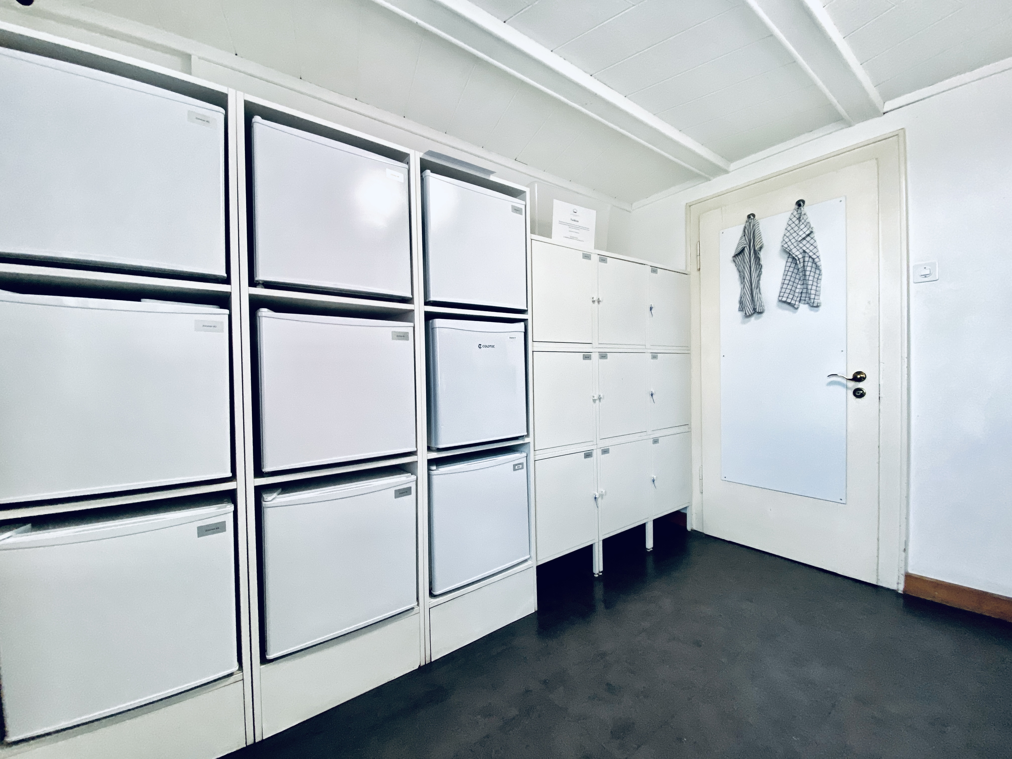Schrank und Garderobe im Einzelzimmer in Flumenthal
